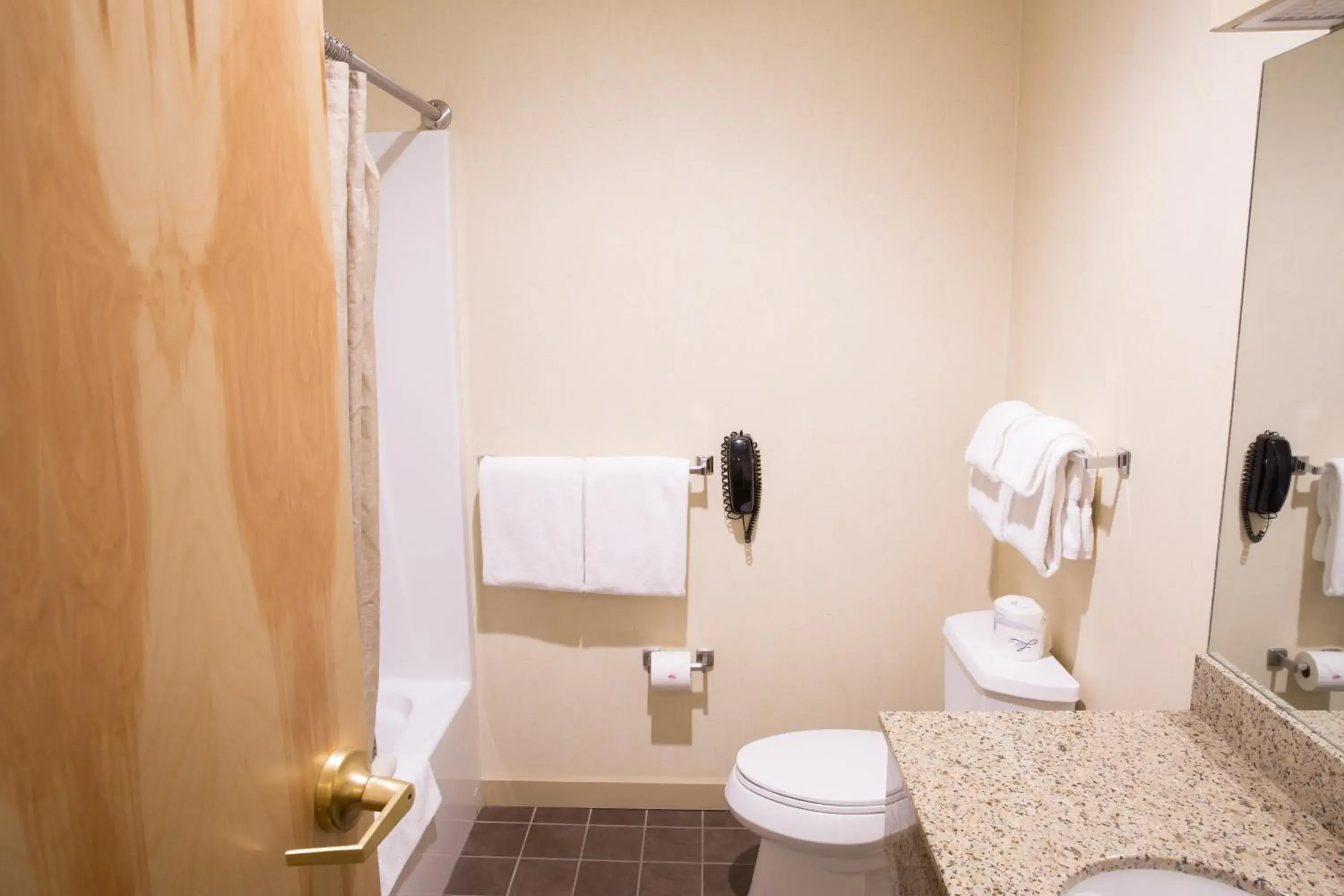 King Room - Disability Access in The Common Man Inn & Restaurant King Room - Disability Access in The Common Man Inn & Restaurant