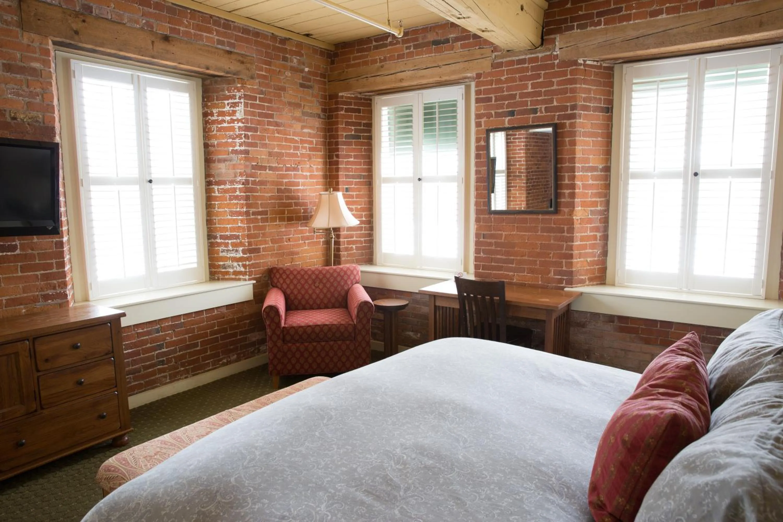 Bed in The Common Man Inn & Restaurant