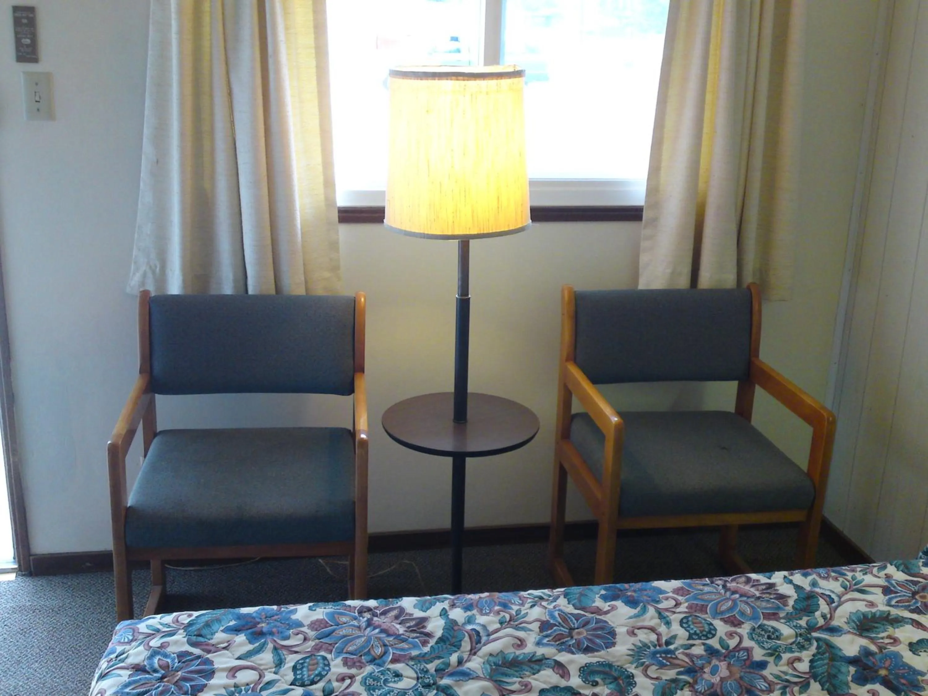 Bed in Home Motel Abbotsford