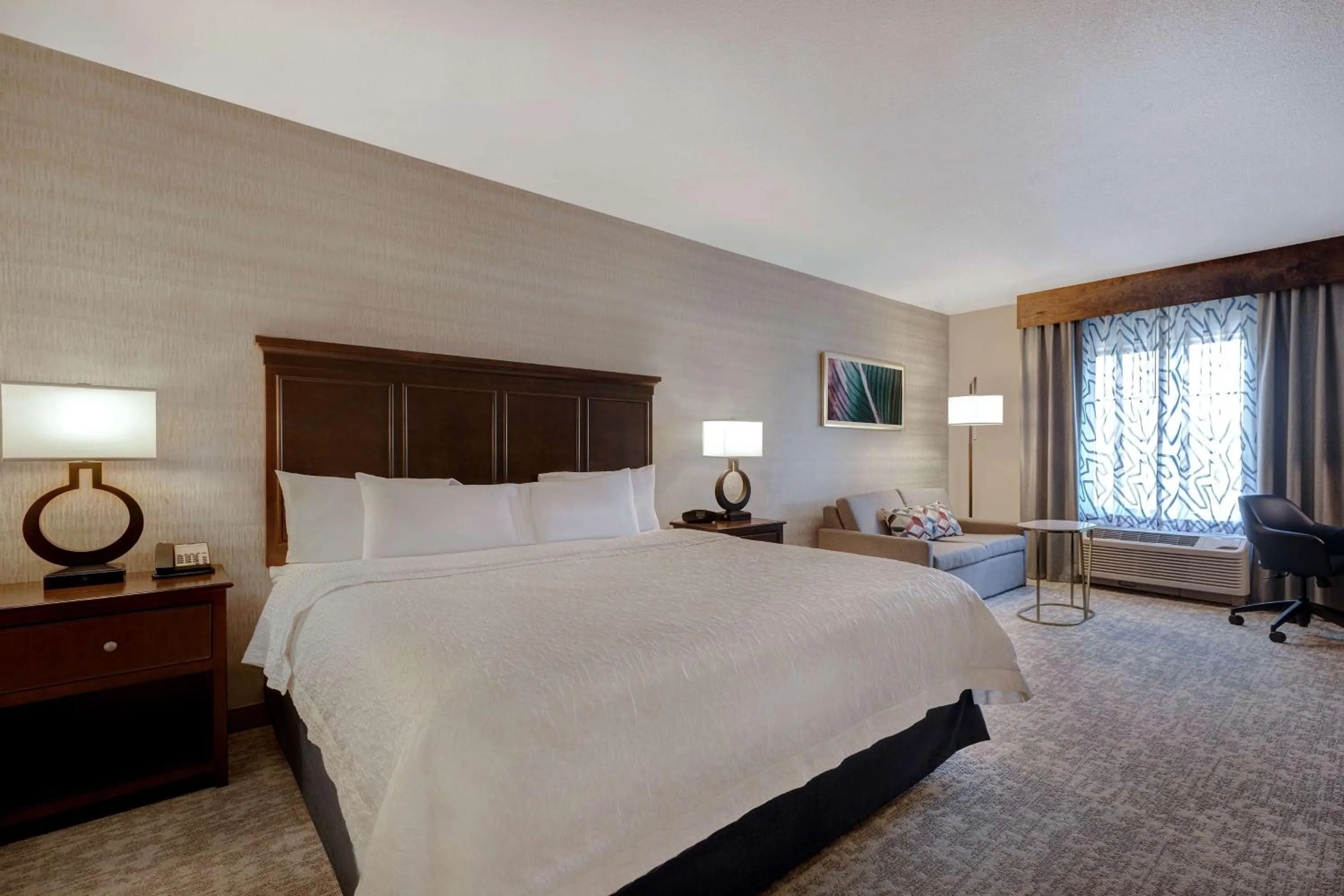 Living room, Bed in Hampton Inn & Suites San Luis Obispo