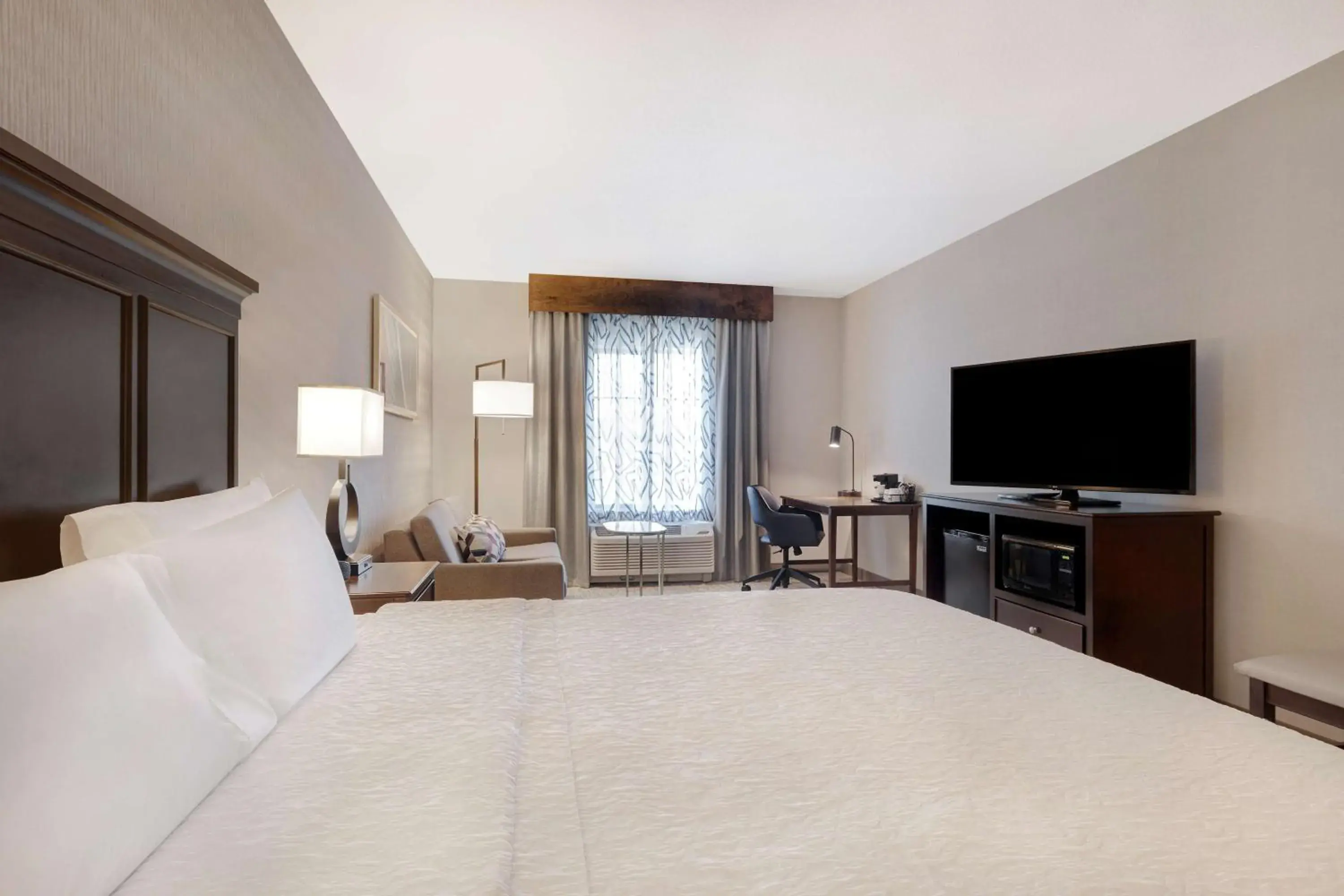 Living room, Bed in Hampton Inn & Suites San Luis Obispo Living room, Bed in Hampton Inn & Suites San Luis Obispo