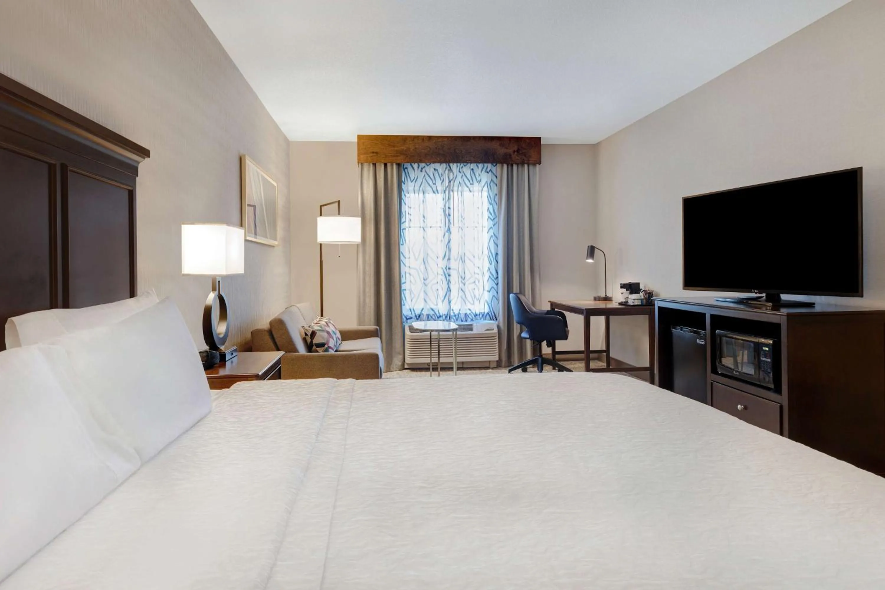 Living room, Bed in Hampton Inn & Suites San Luis Obispo