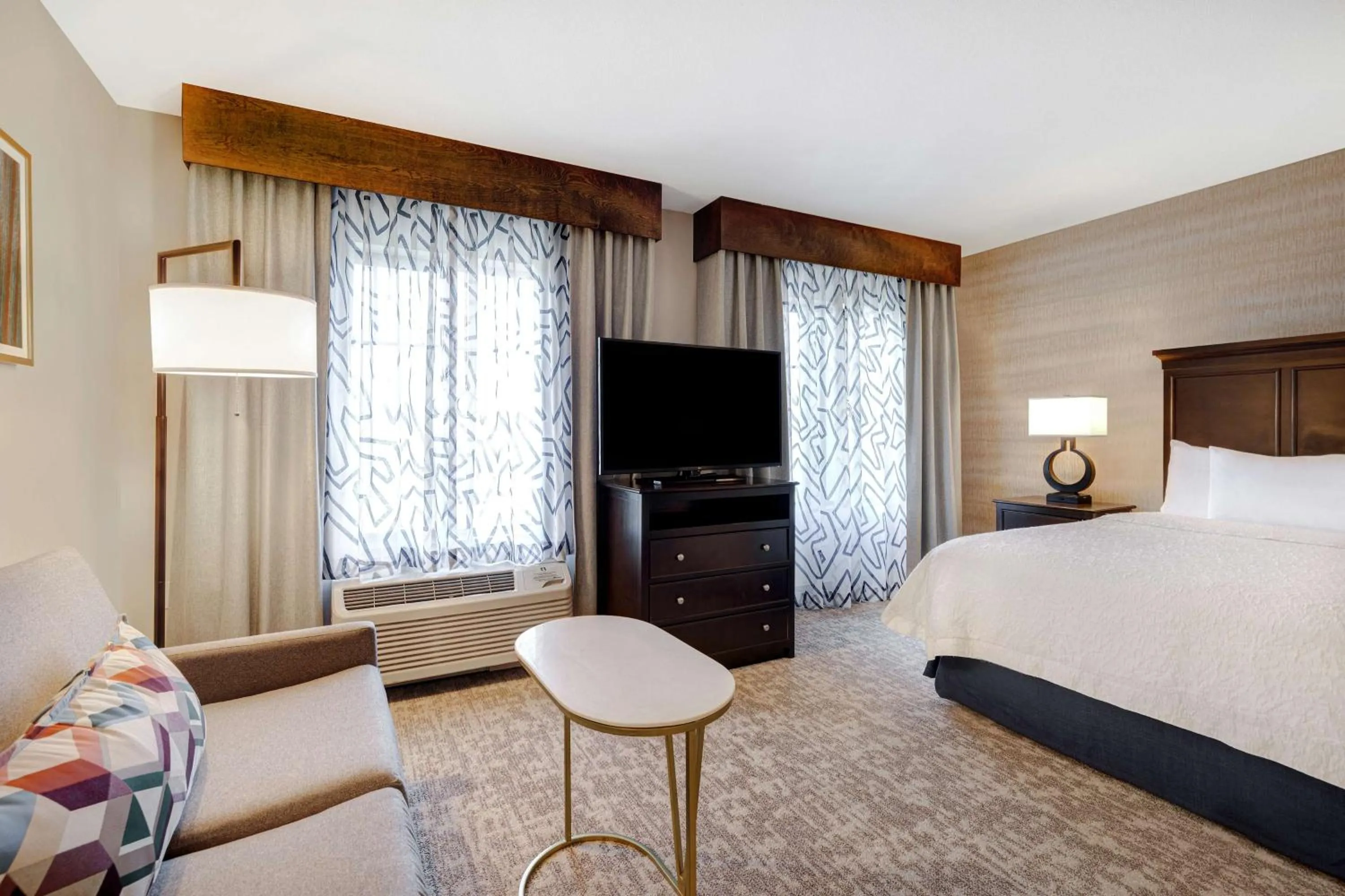 Living room, Bed in Hampton Inn & Suites San Luis Obispo