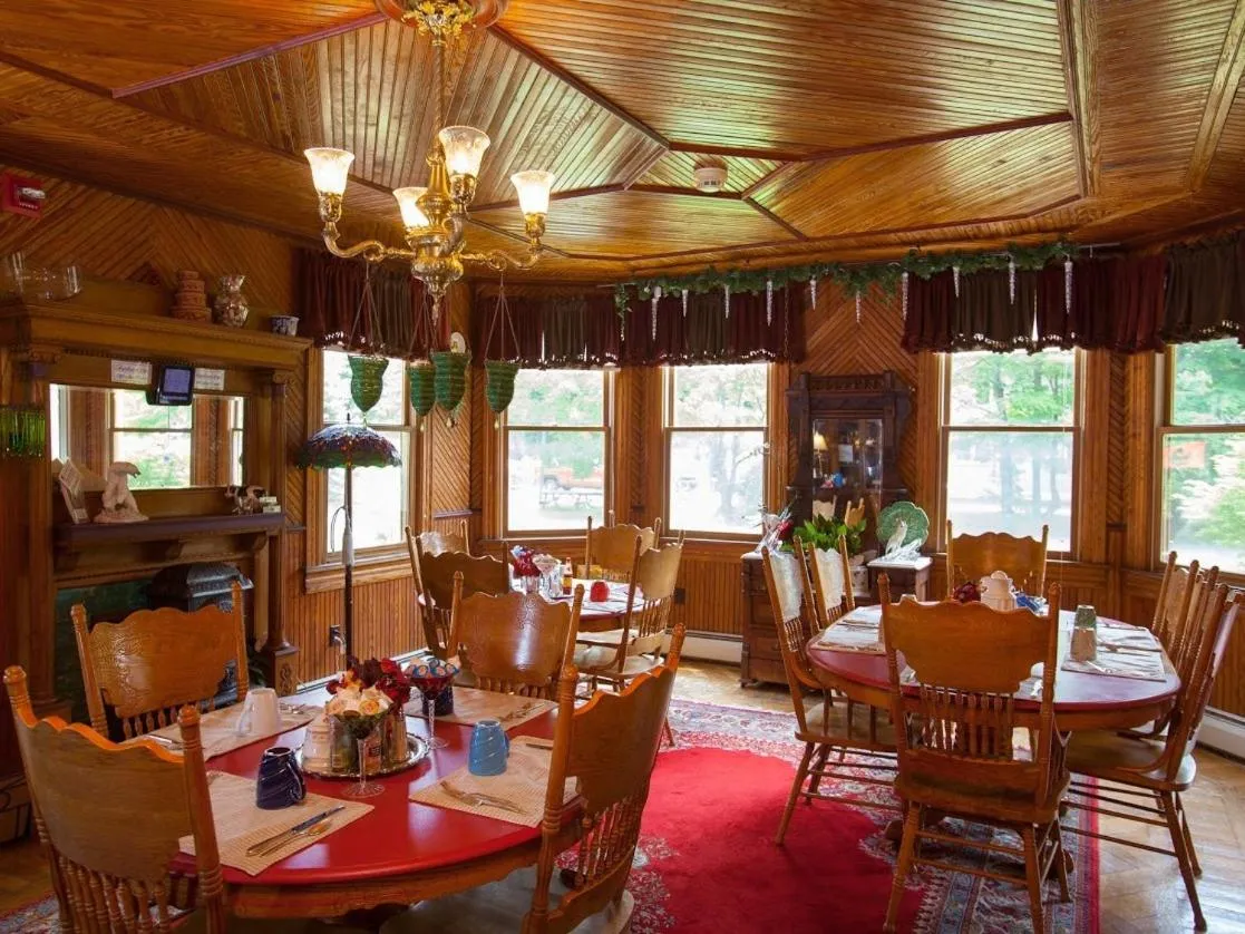 Dining area in Fairlawn Inn