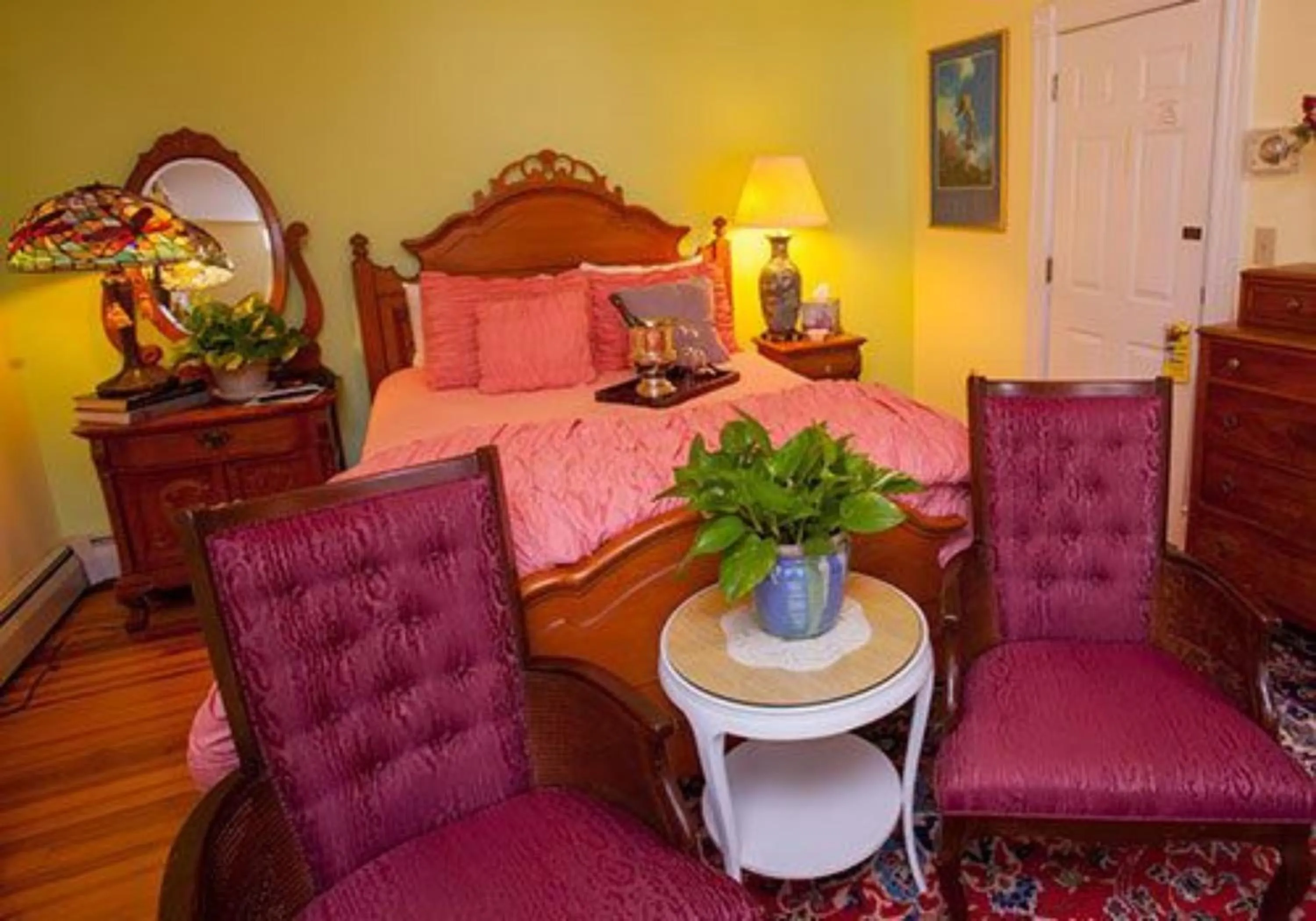 Bedroom, Bed in Fairlawn Inn