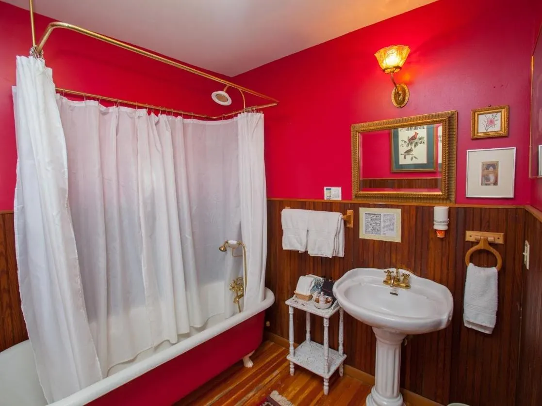 Bathroom in Fairlawn Inn