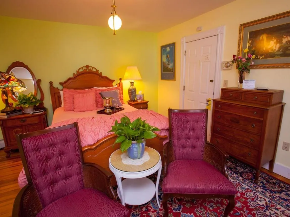Bedroom, Bed in Fairlawn Inn