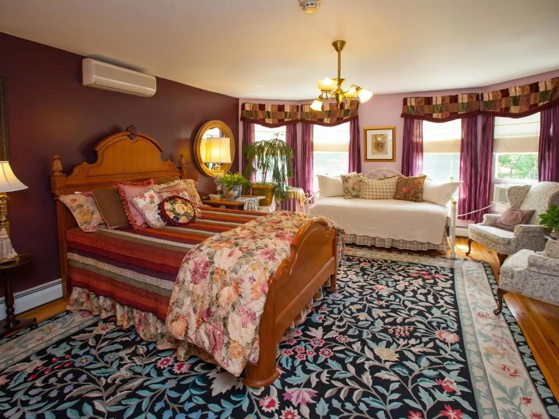 Bedroom, Bed in Fairlawn Inn