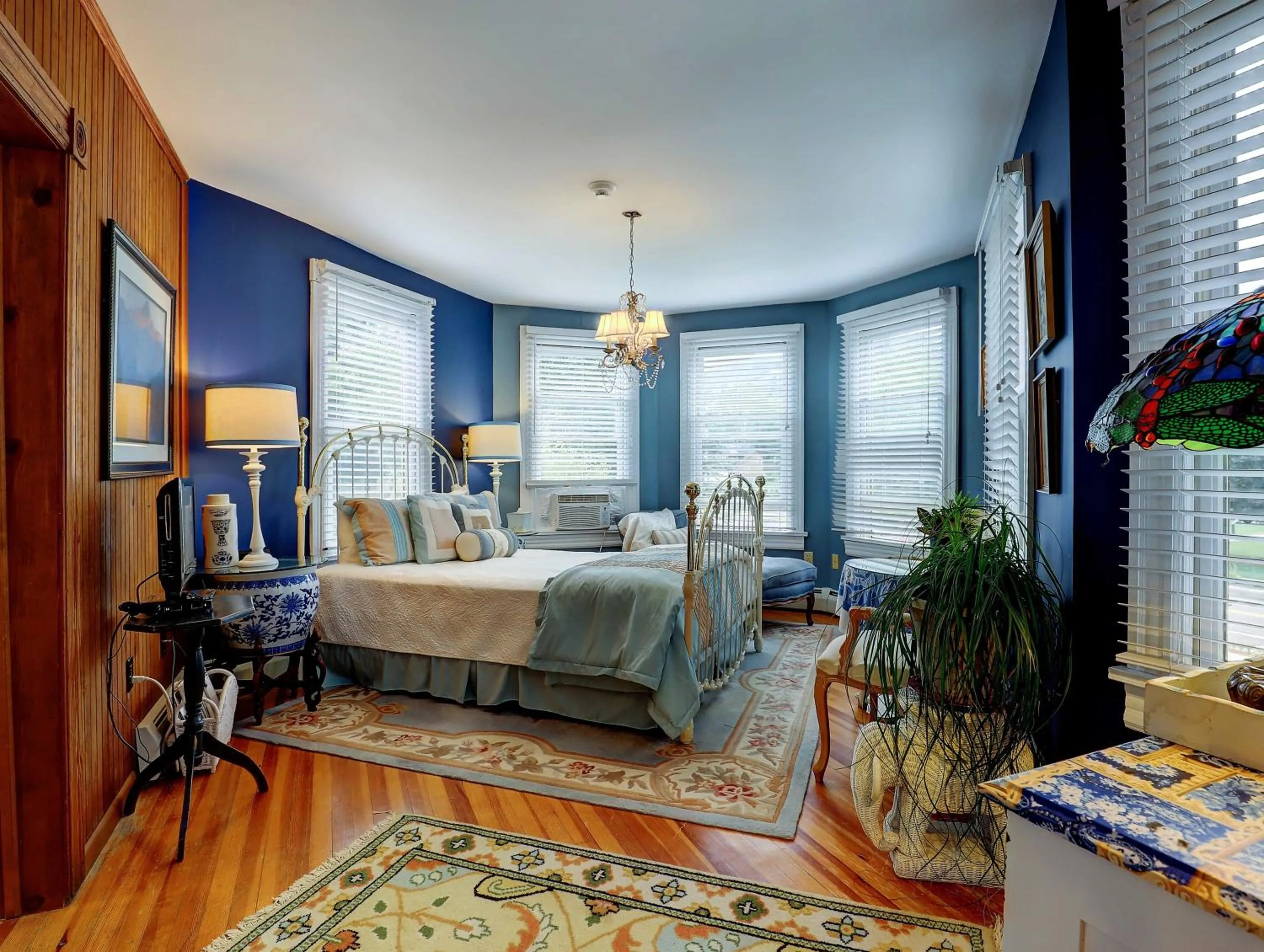 Bedroom, Bed in Fairlawn Inn