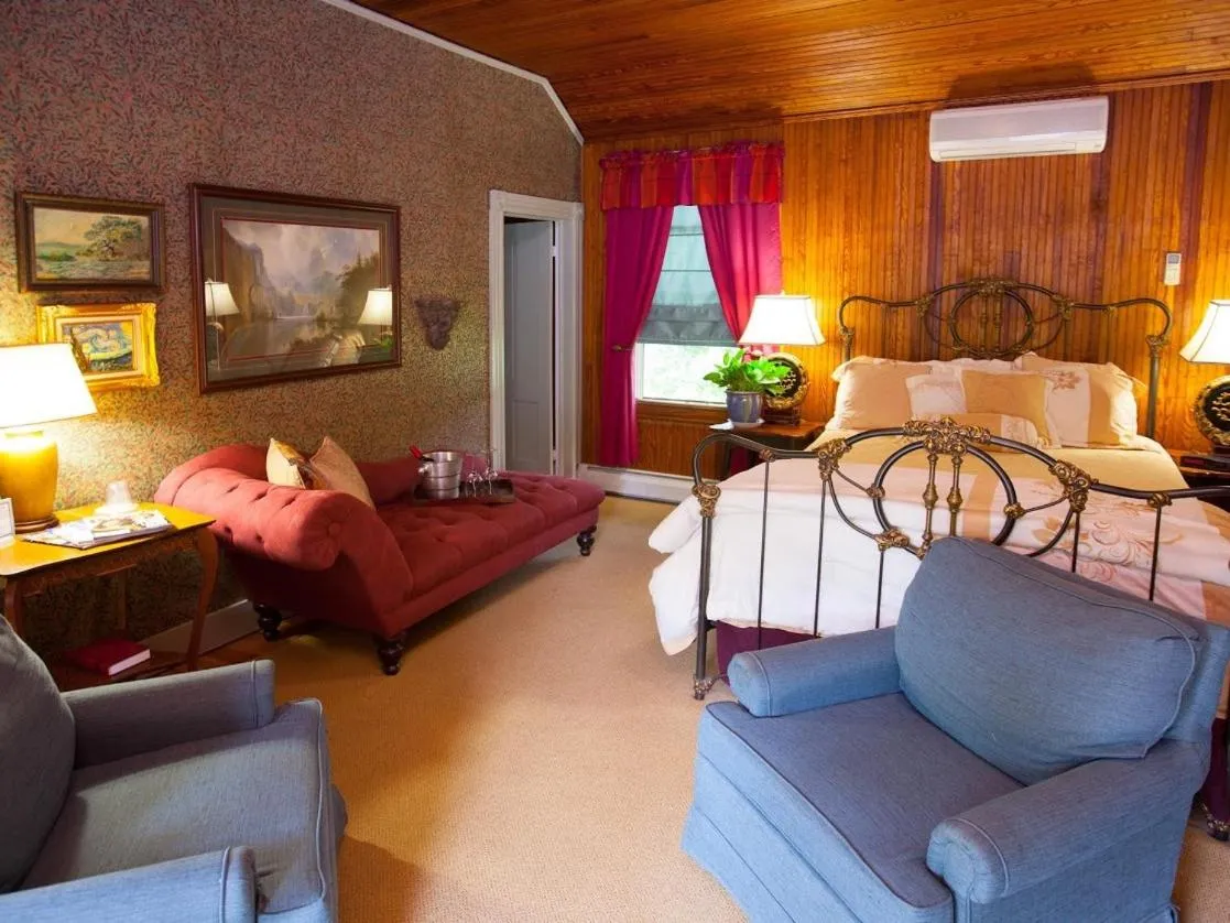 Bedroom, Bed in Fairlawn Inn