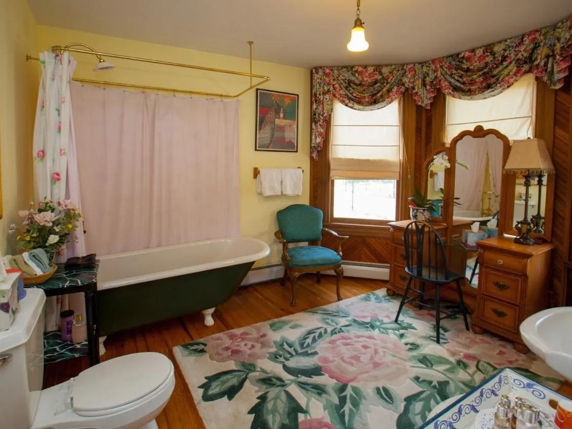 Bathroom in Fairlawn Inn