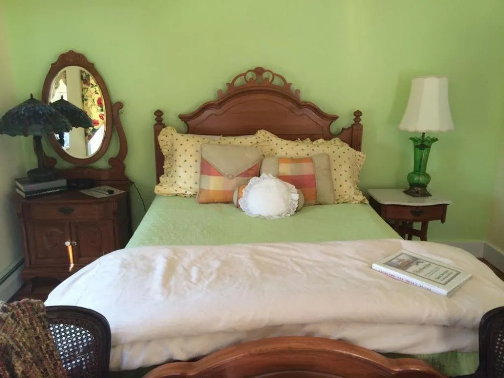 Bedroom, Bed in Fairlawn Inn
