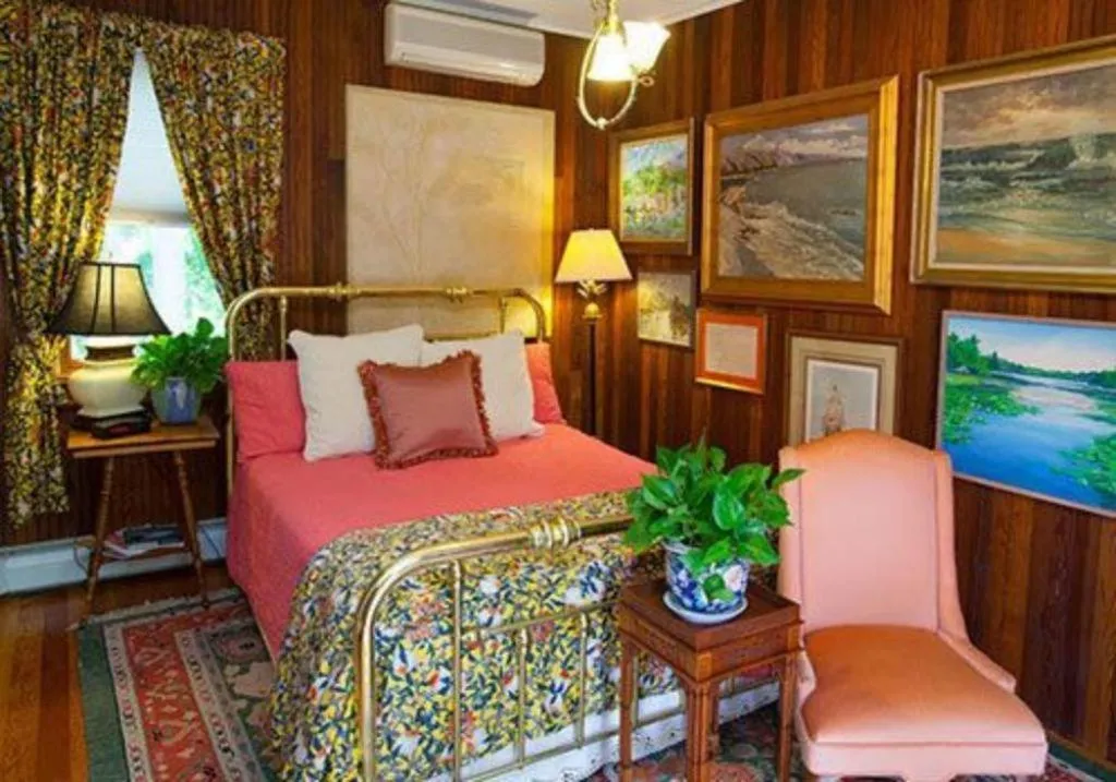 Bedroom, Bed in Fairlawn Inn