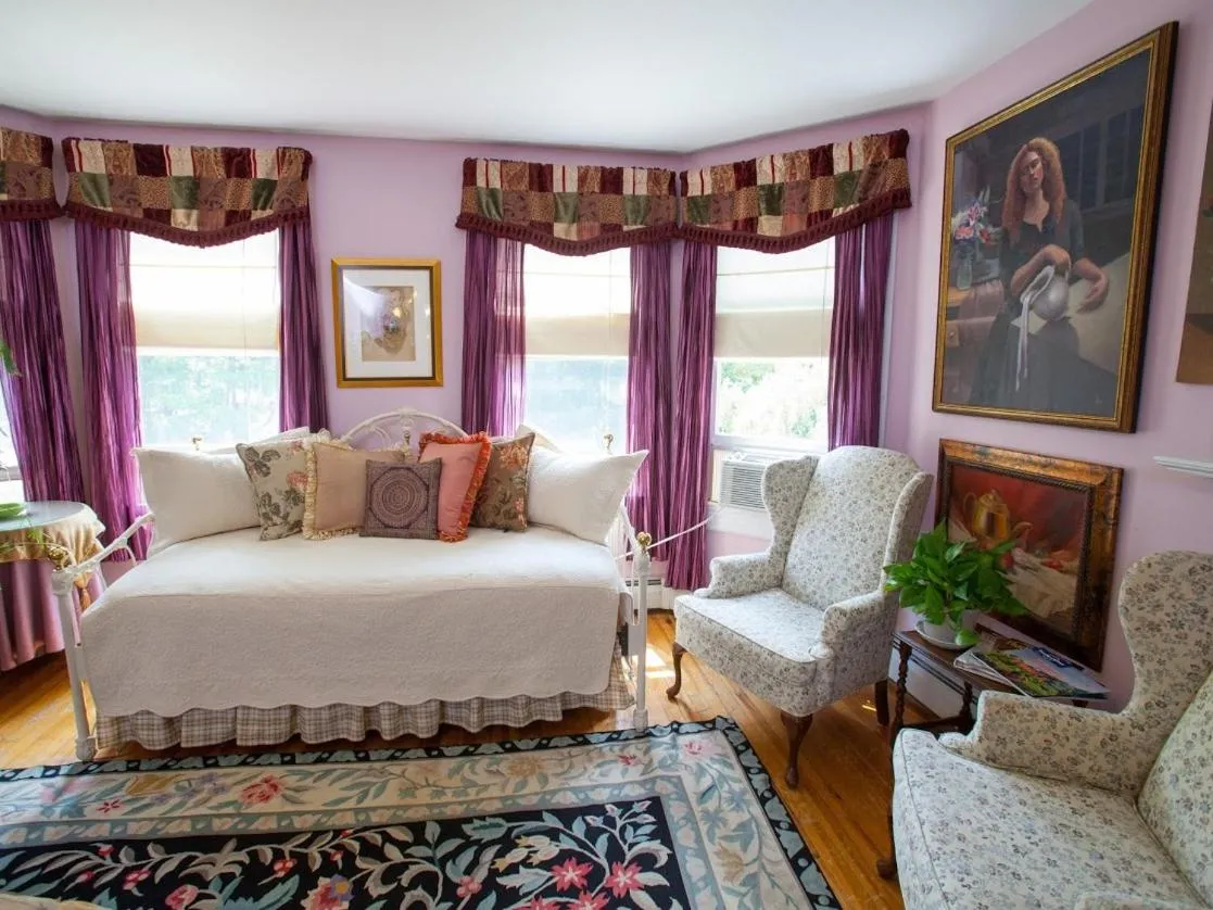 Bedroom, Bed in Fairlawn Inn