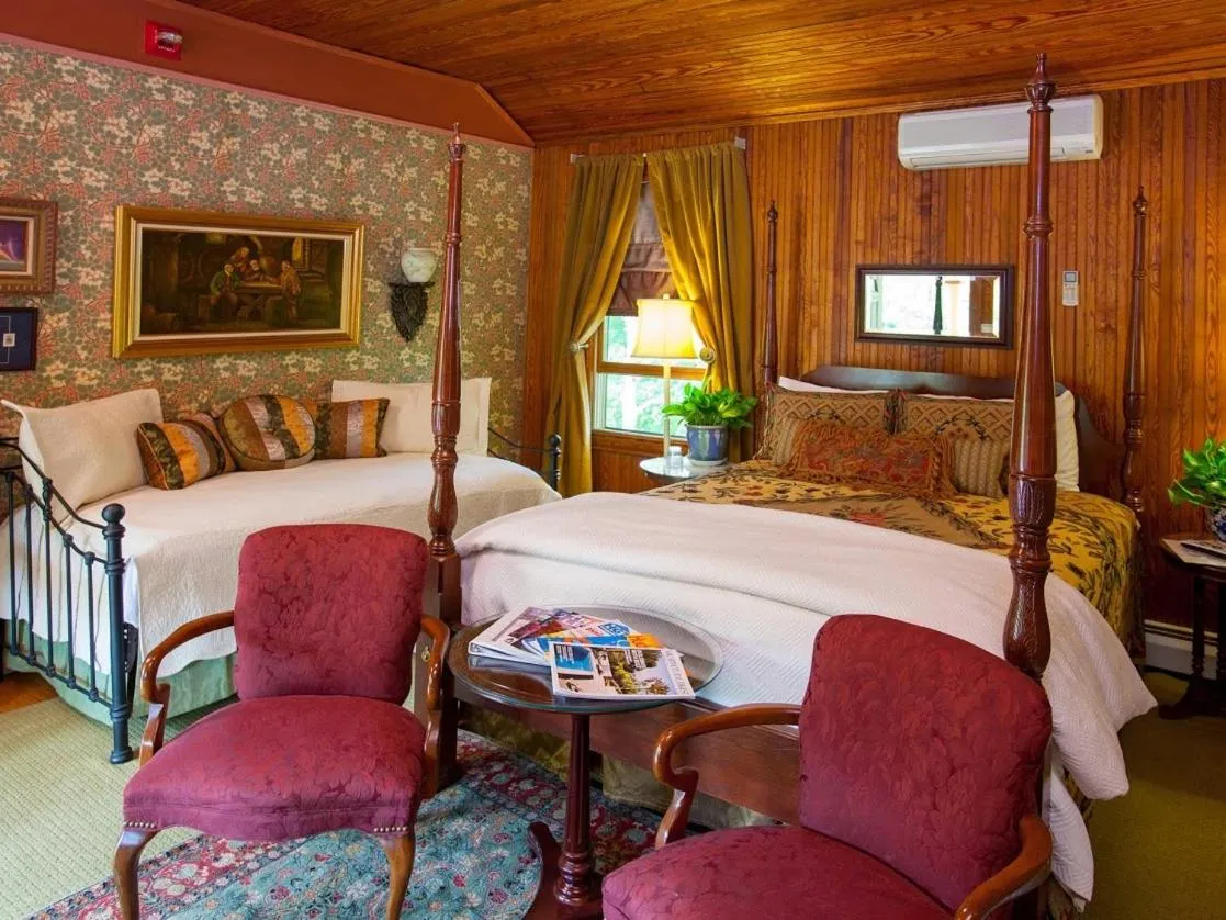 Bedroom, Bed in Fairlawn Inn