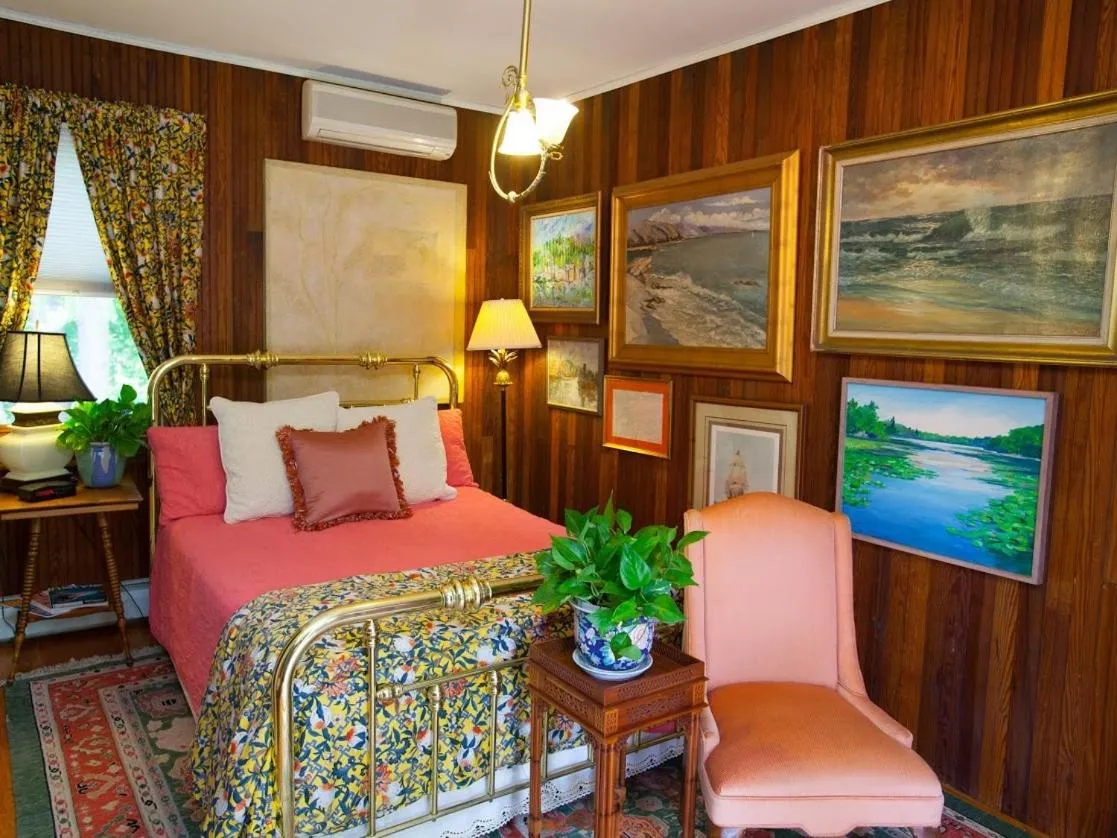 Bedroom, Bed in Fairlawn Inn