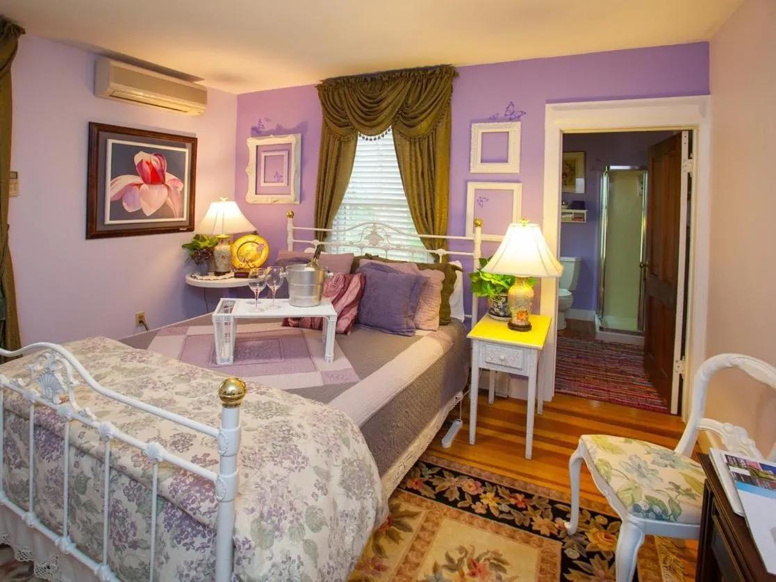 Bedroom, Bed in Fairlawn Inn