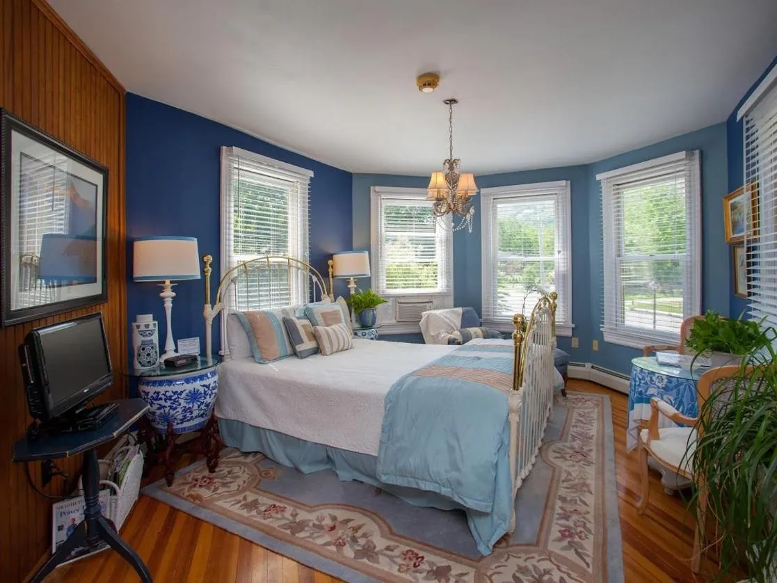 Bedroom, Bed in Fairlawn Inn