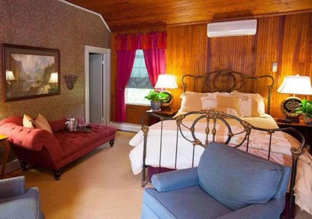 Bedroom, Bed in Fairlawn Inn