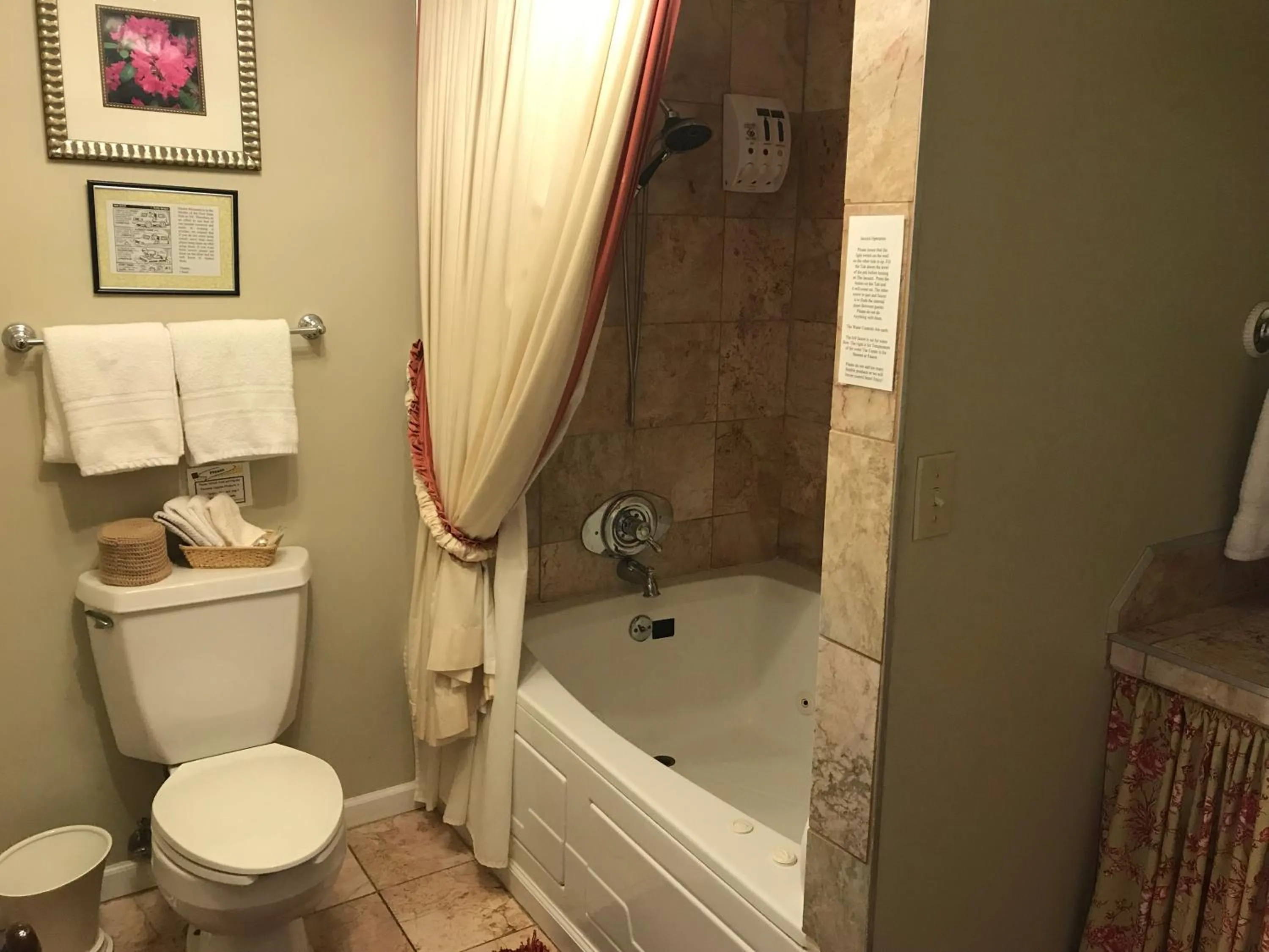 Bathroom in Fairlawn Inn