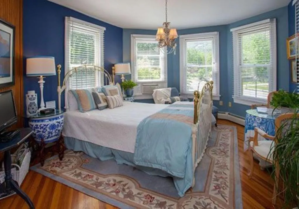 Bedroom, Bed in Fairlawn Inn