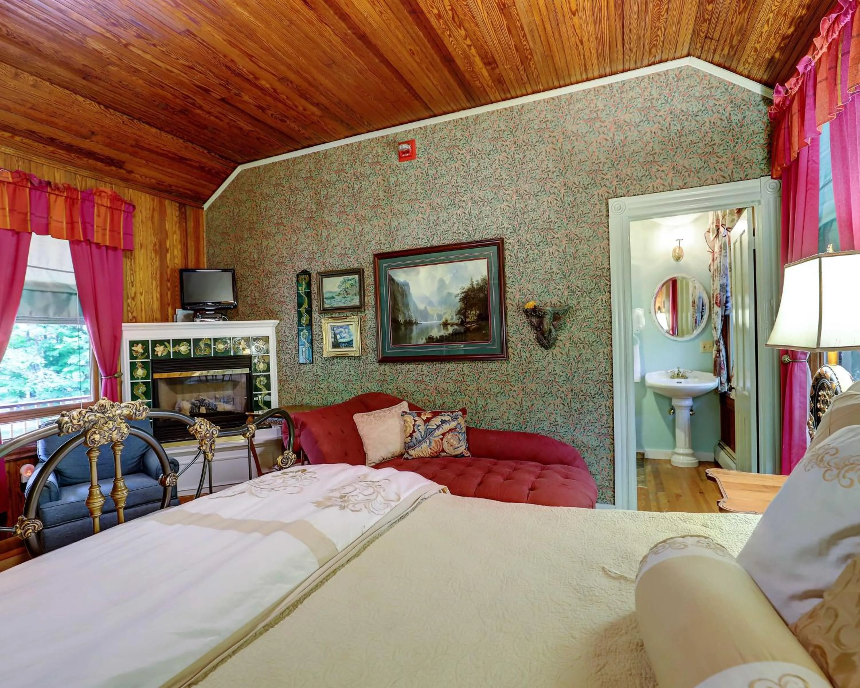 Bedroom, Bed in Fairlawn Inn