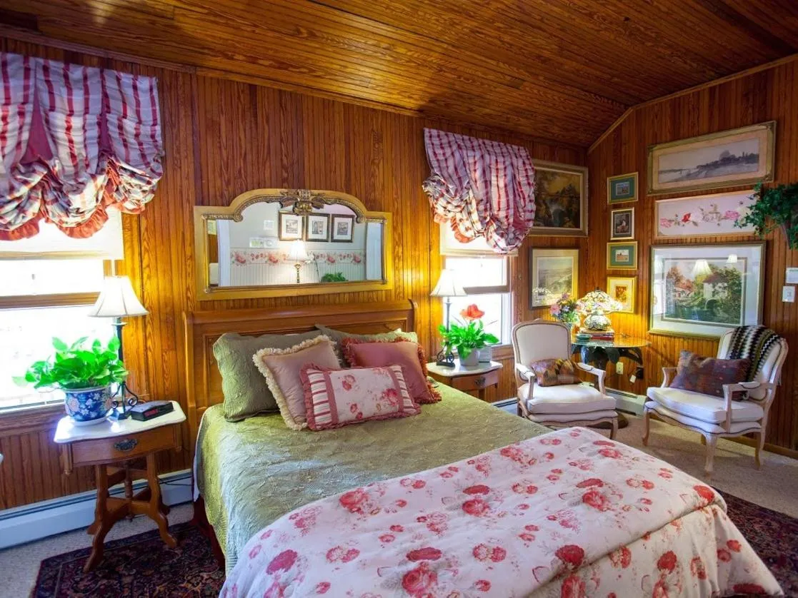 Bedroom, Bed in Fairlawn Inn