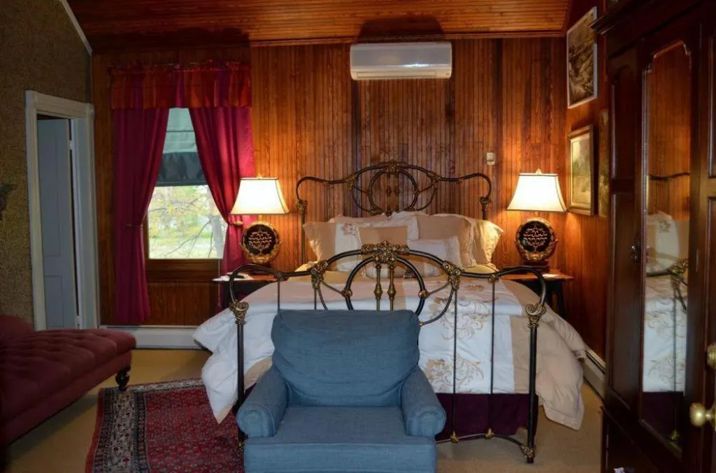 Bedroom, Bed in Fairlawn Inn