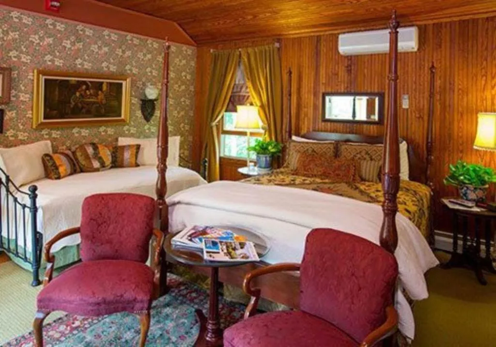 Bedroom, Bed in Fairlawn Inn
