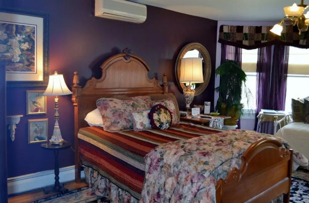 Bedroom, Bed in Fairlawn Inn