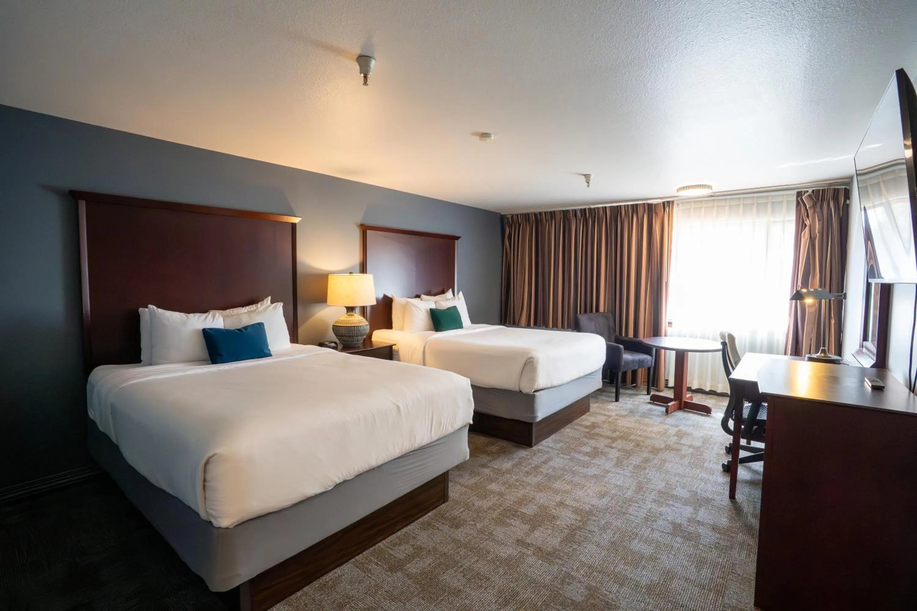 Photo of the whole room, Bed in Ramada by Wyndham Tukwila Southcenter