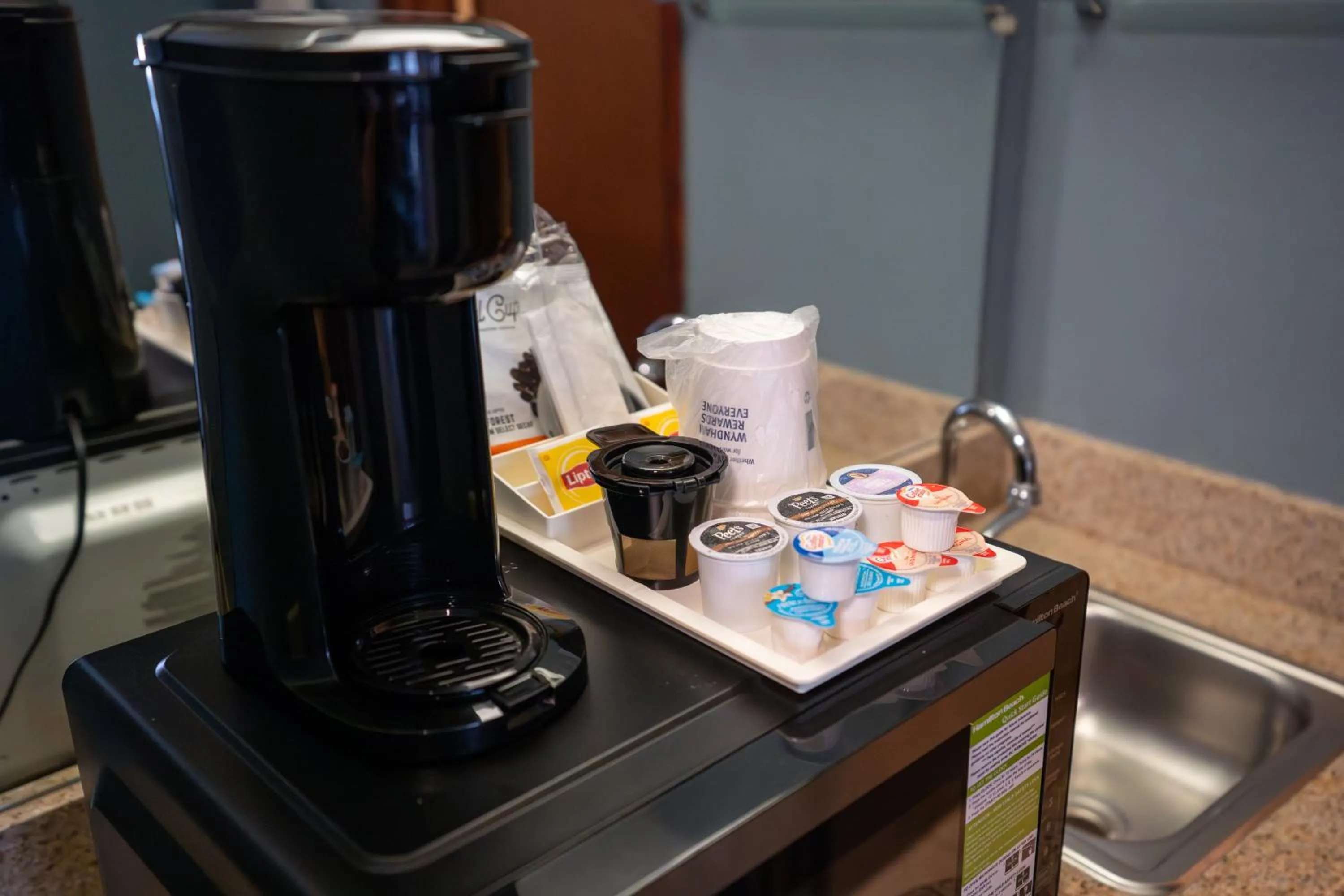 Coffee/tea facilities in Ramada by Wyndham Tukwila Southcenter