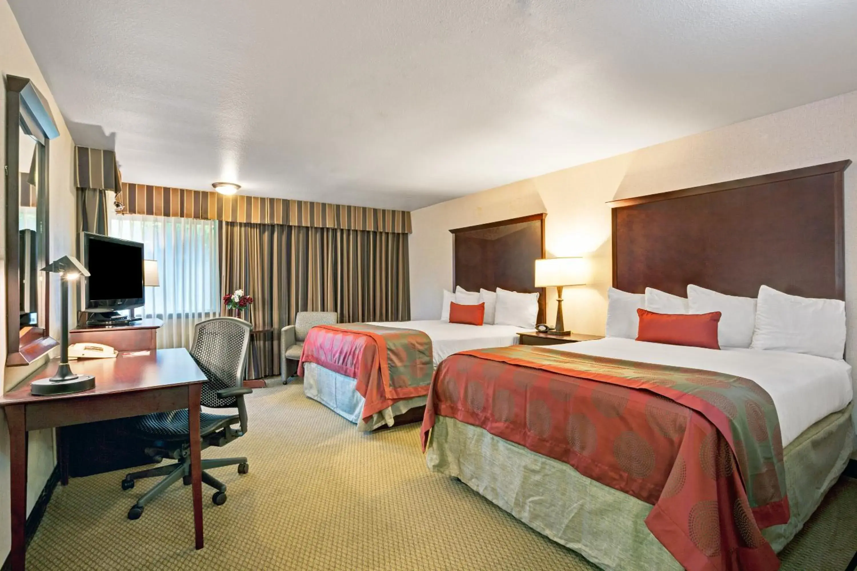 Photo of the whole room, Bed in Ramada by Wyndham Tukwila Southcenter Photo of the whole room, Bed in Ramada by Wyndham Tukwila Southcenter