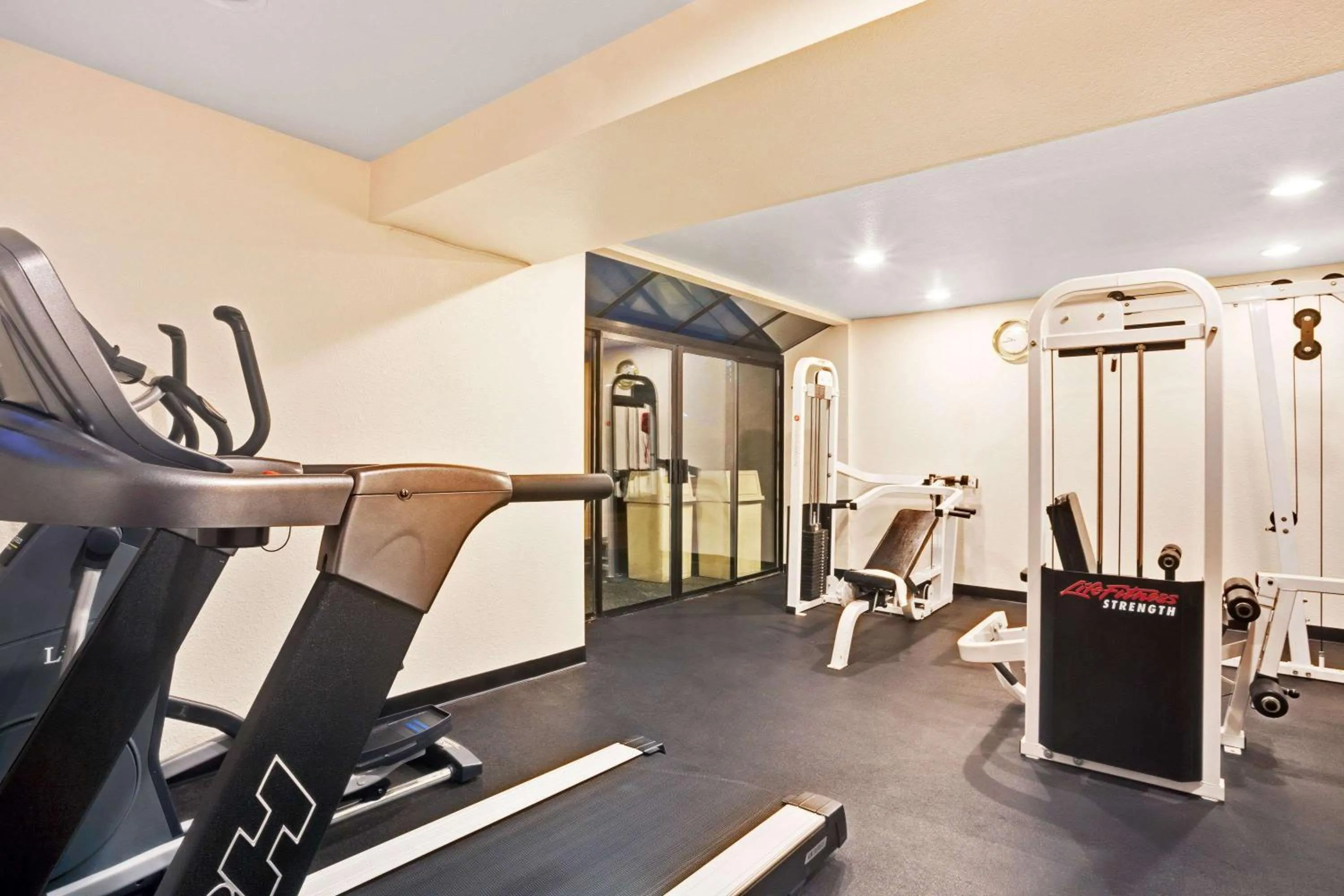 Fitness centre/facilities in Ramada by Wyndham Tukwila Southcenter