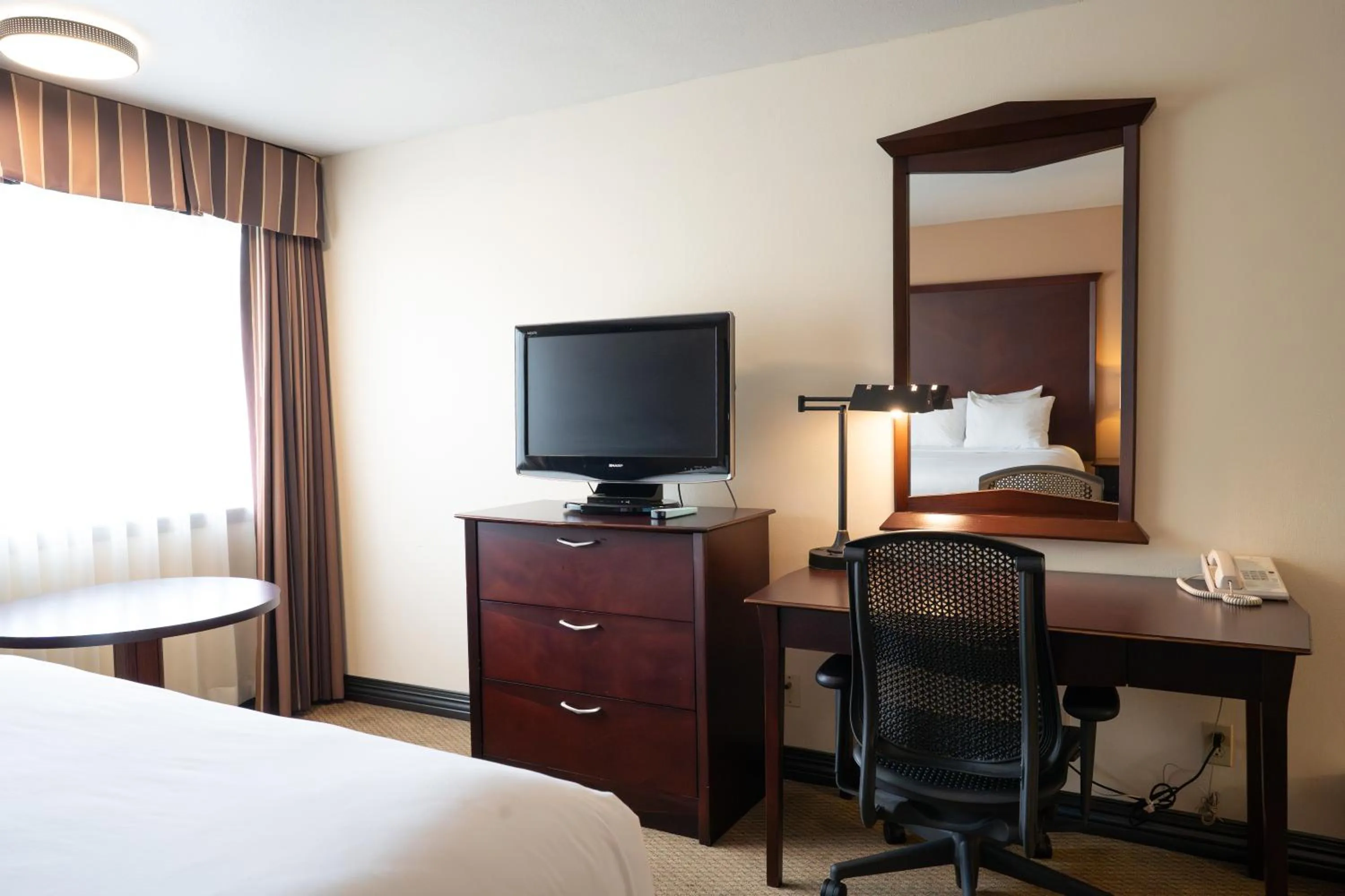 TV and multimedia, Bed in Ramada by Wyndham Tukwila Southcenter