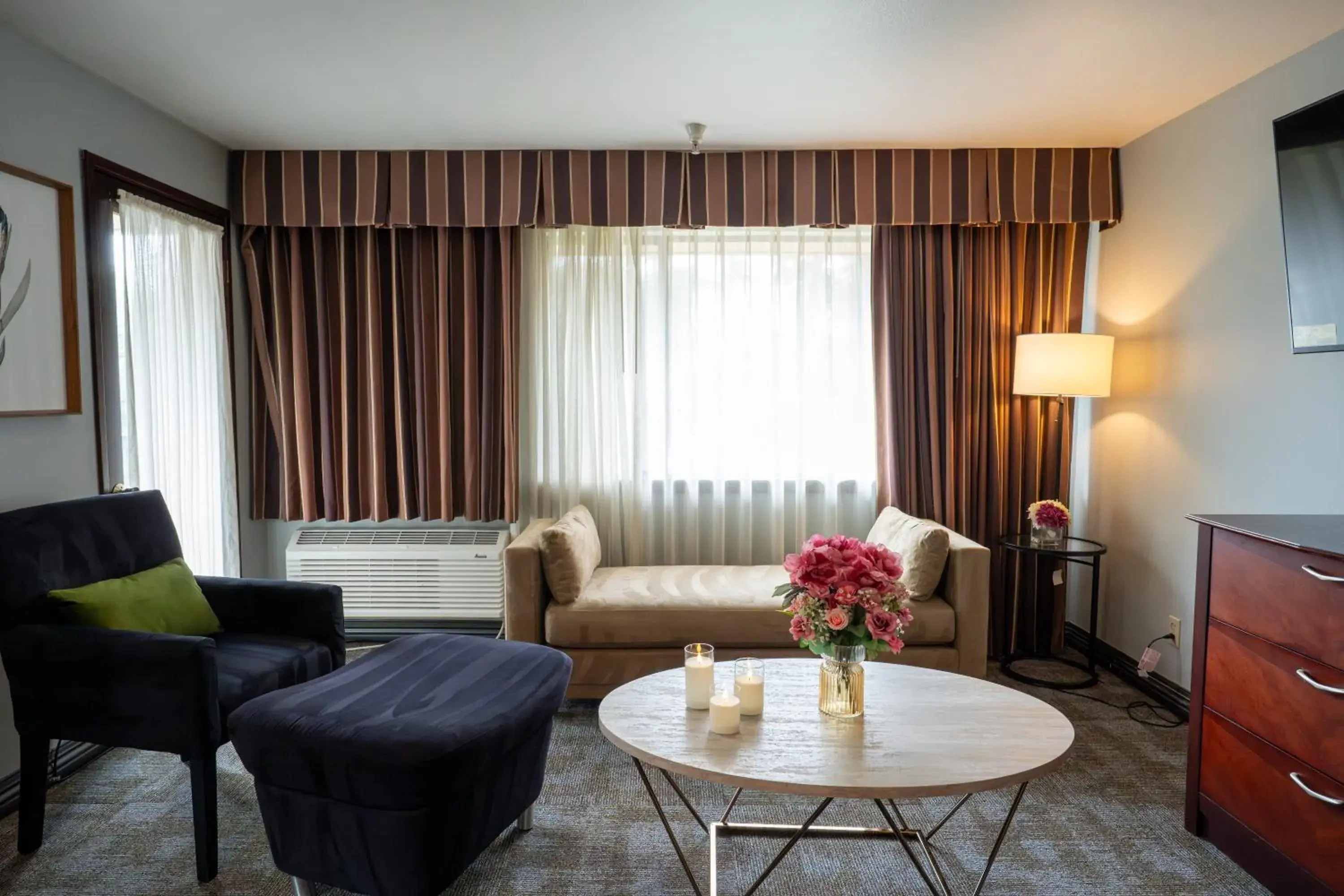 Living room in Ramada by Wyndham Tukwila Southcenter Living room in Ramada by Wyndham Tukwila Southcenter