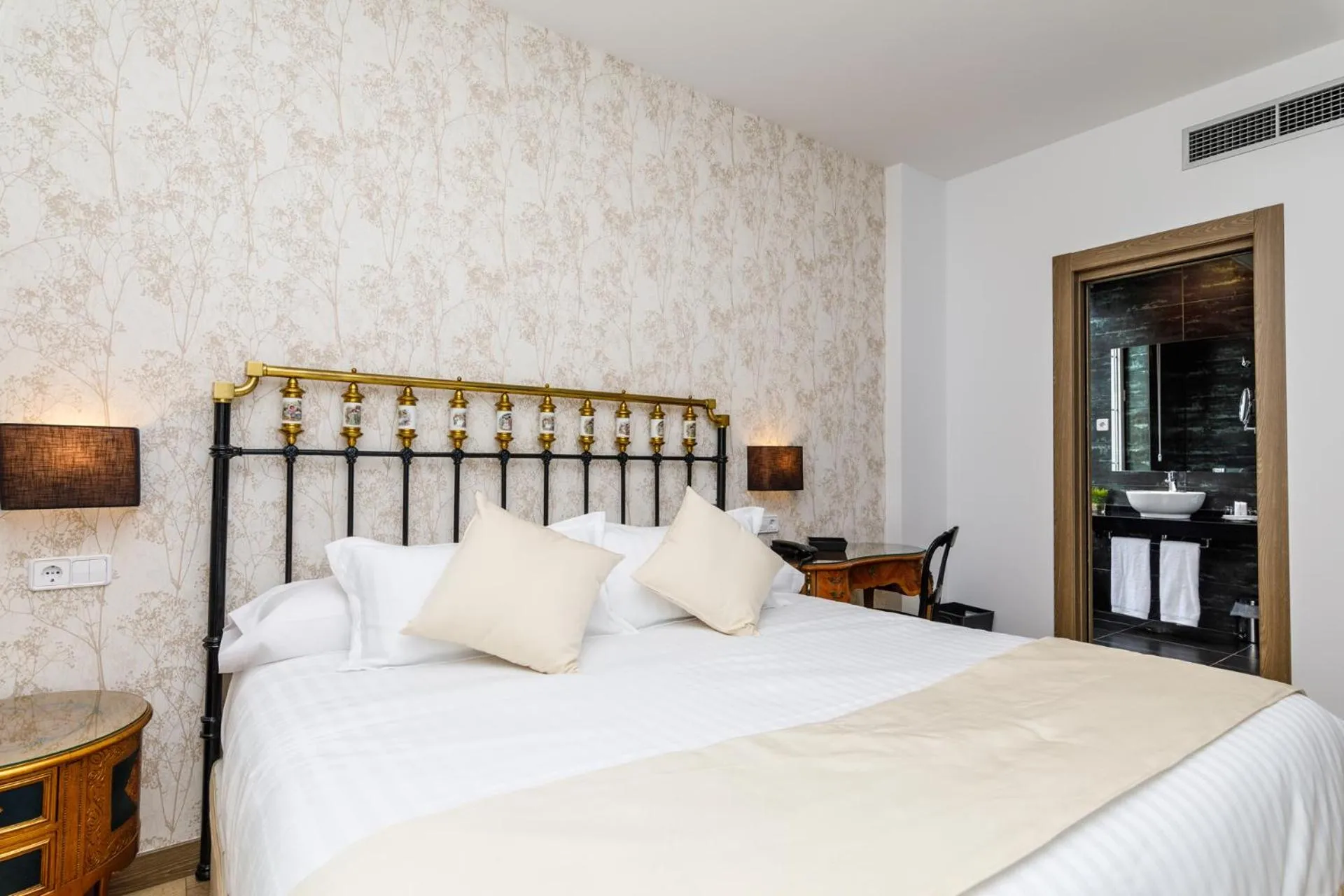 Bed in Suite Home Pinares