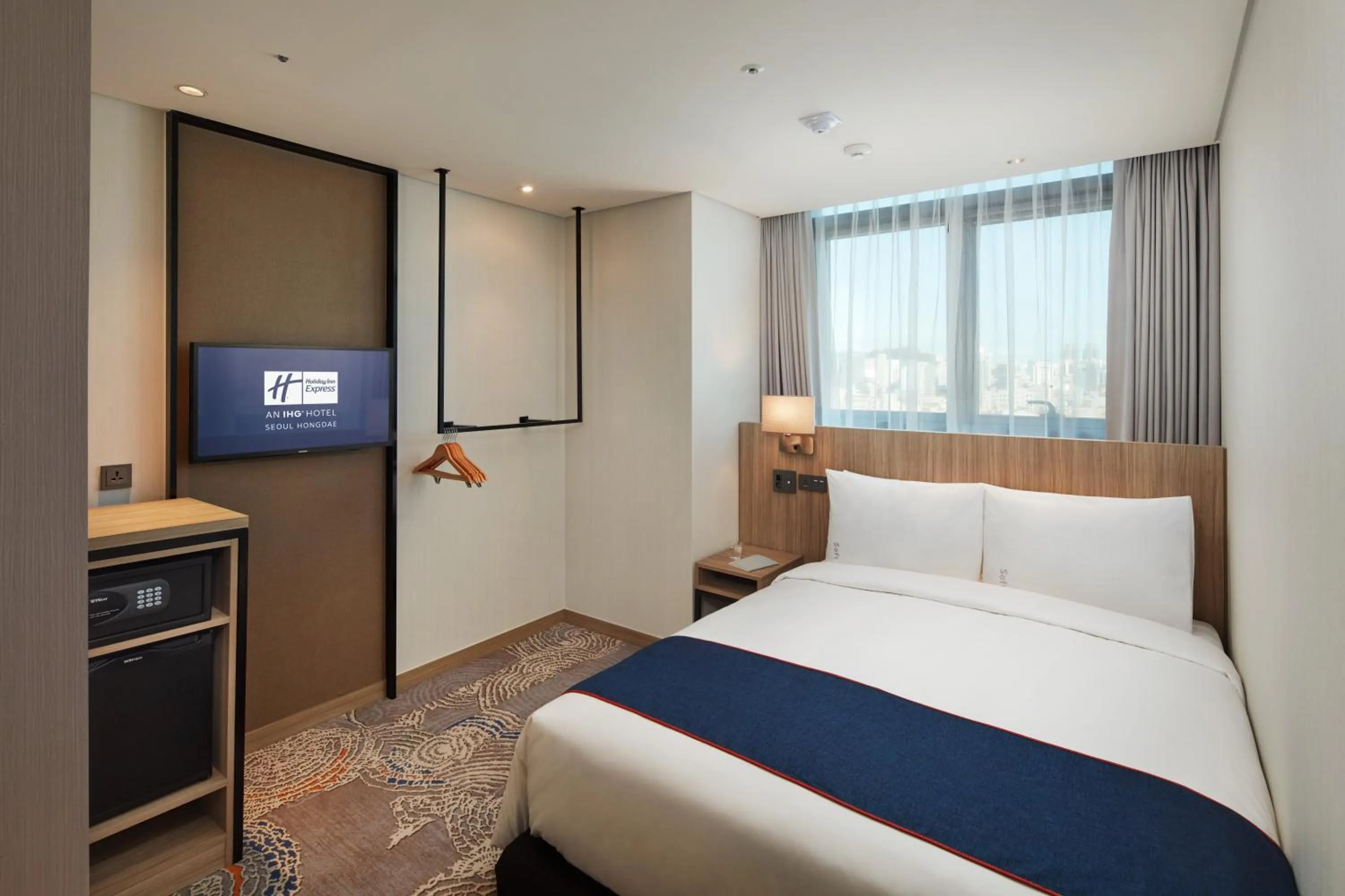 Photo of the whole room, Bed in Holiday Inn Express Seoul Hongdae by IHG