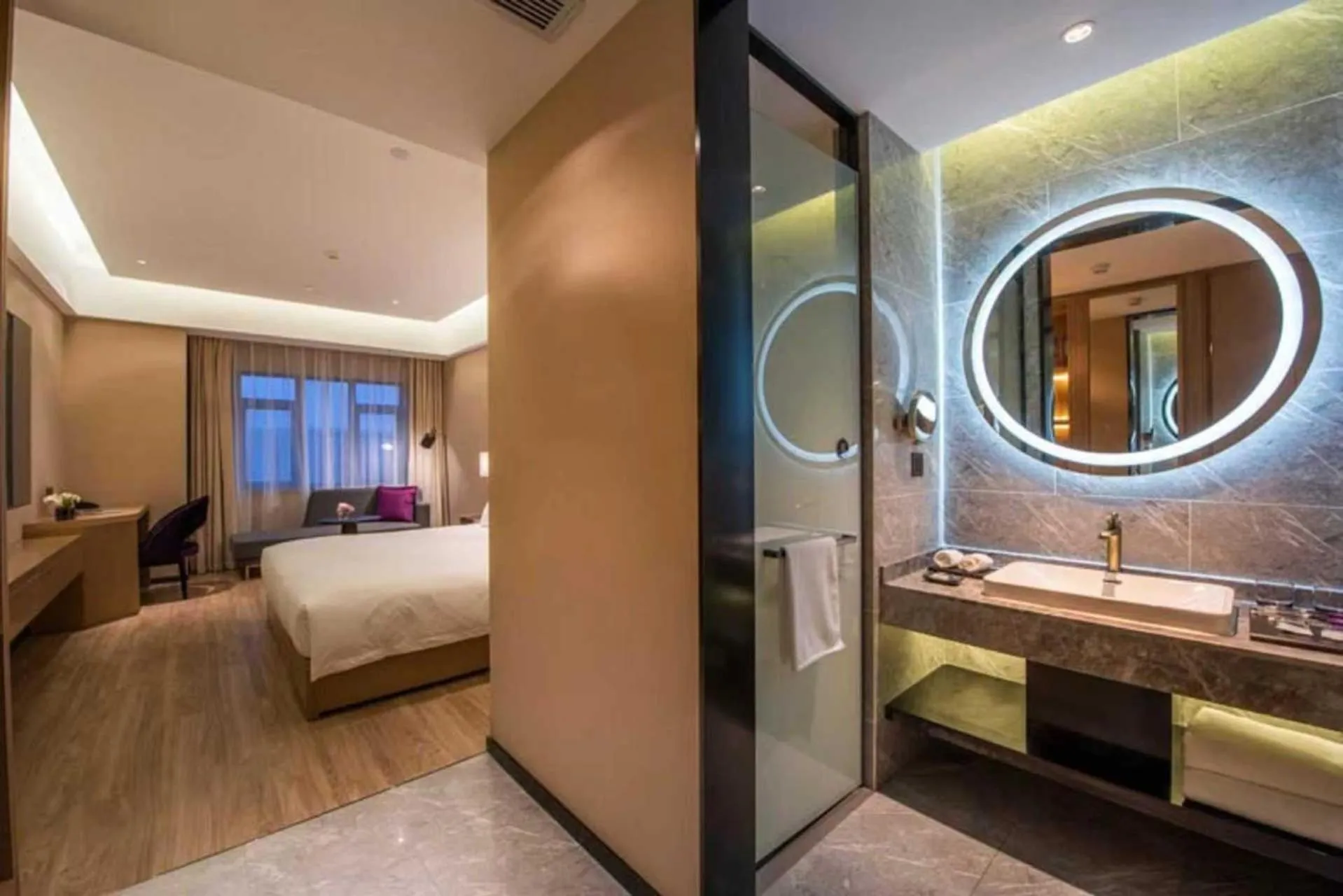 room service, Bed in Mercure Shanghai Jiuting
