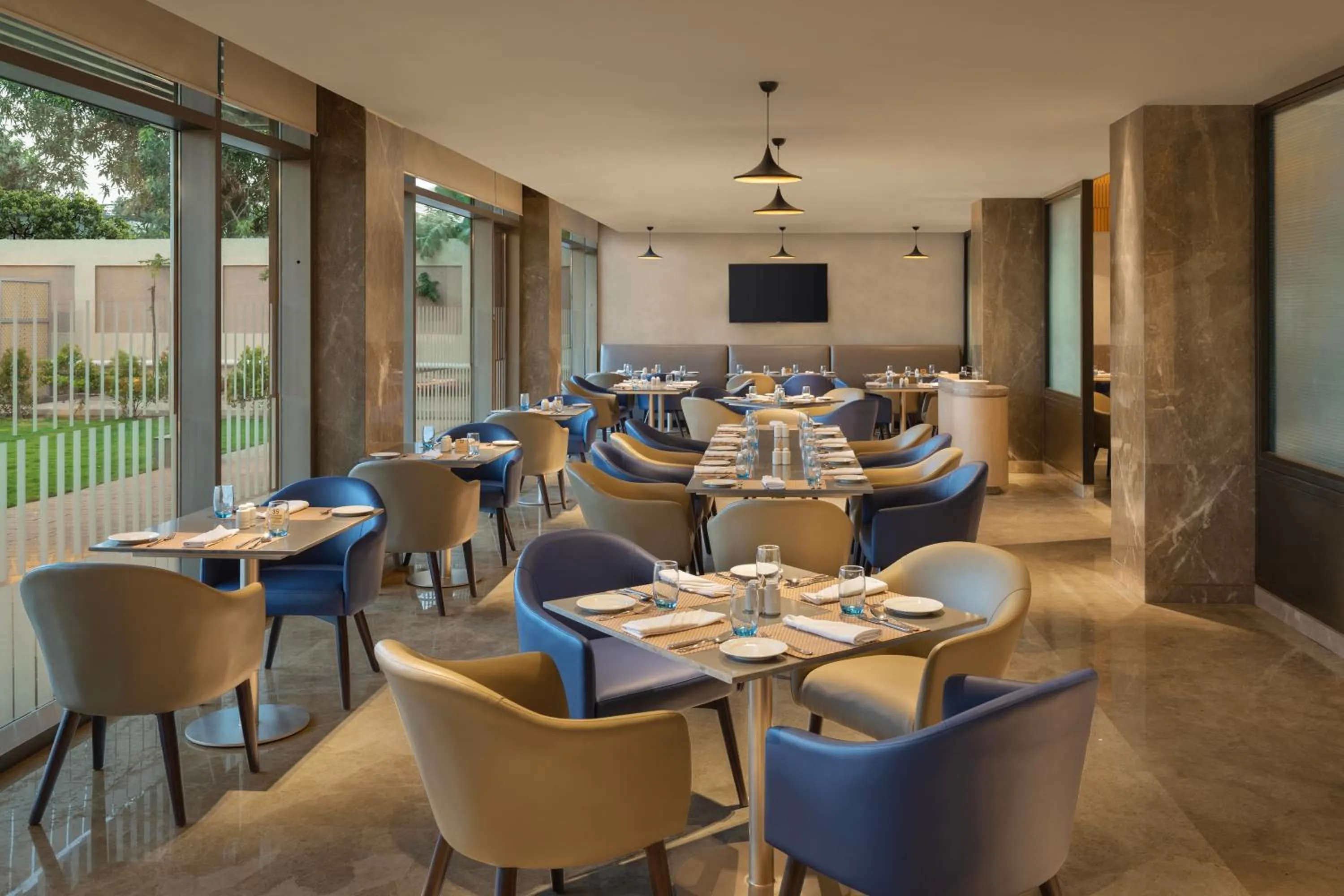 Restaurant/places to eat in Courtyard by Marriott Tiruchirappalli