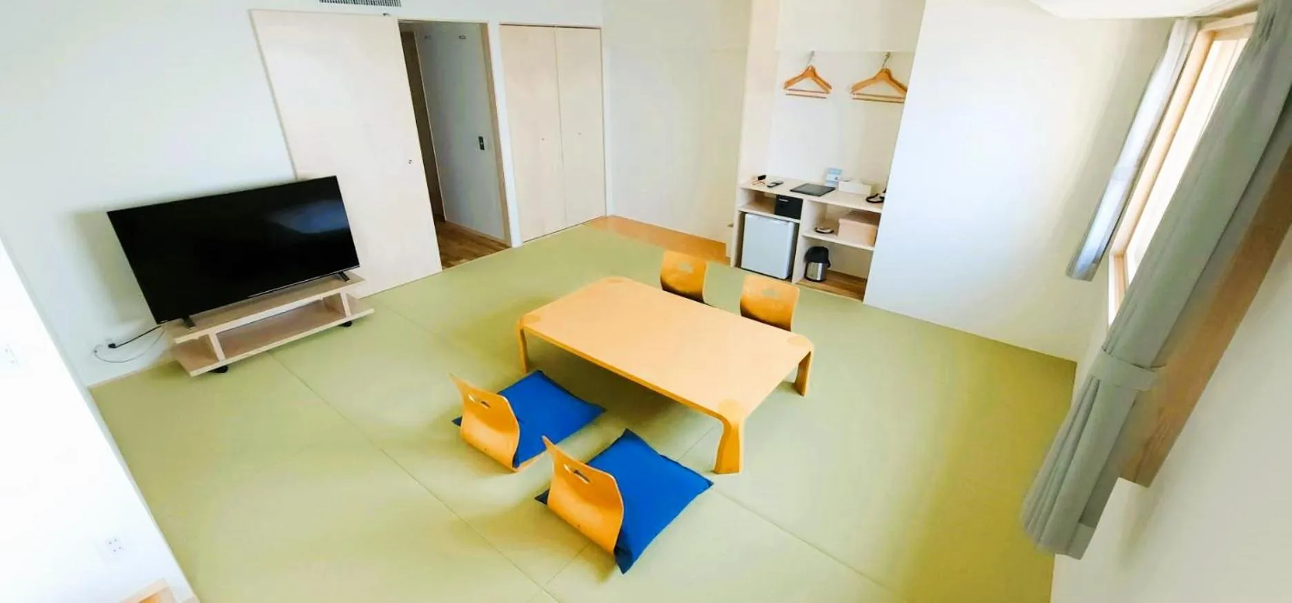 Communal lounge/ TV room in Yunohama Hotel