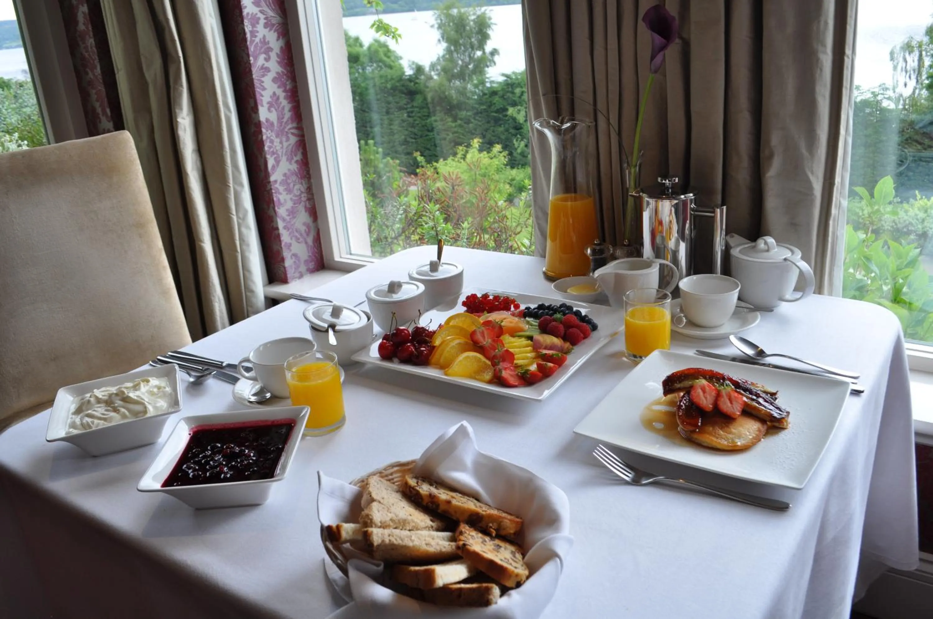 Breakfast in Loch Ness Lodge