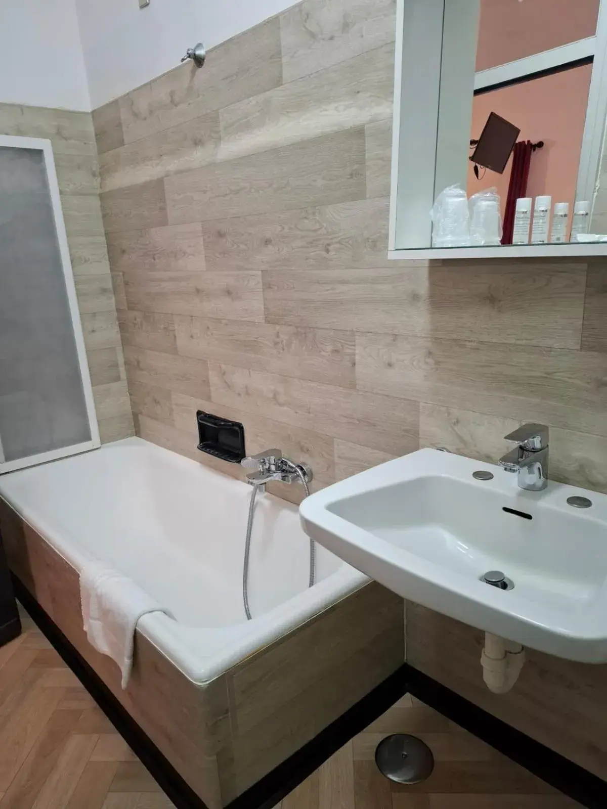 Budget Twin Room - single occupancy in Villa Terzaghi Budget Twin Room - single occupancy in Villa Terzaghi