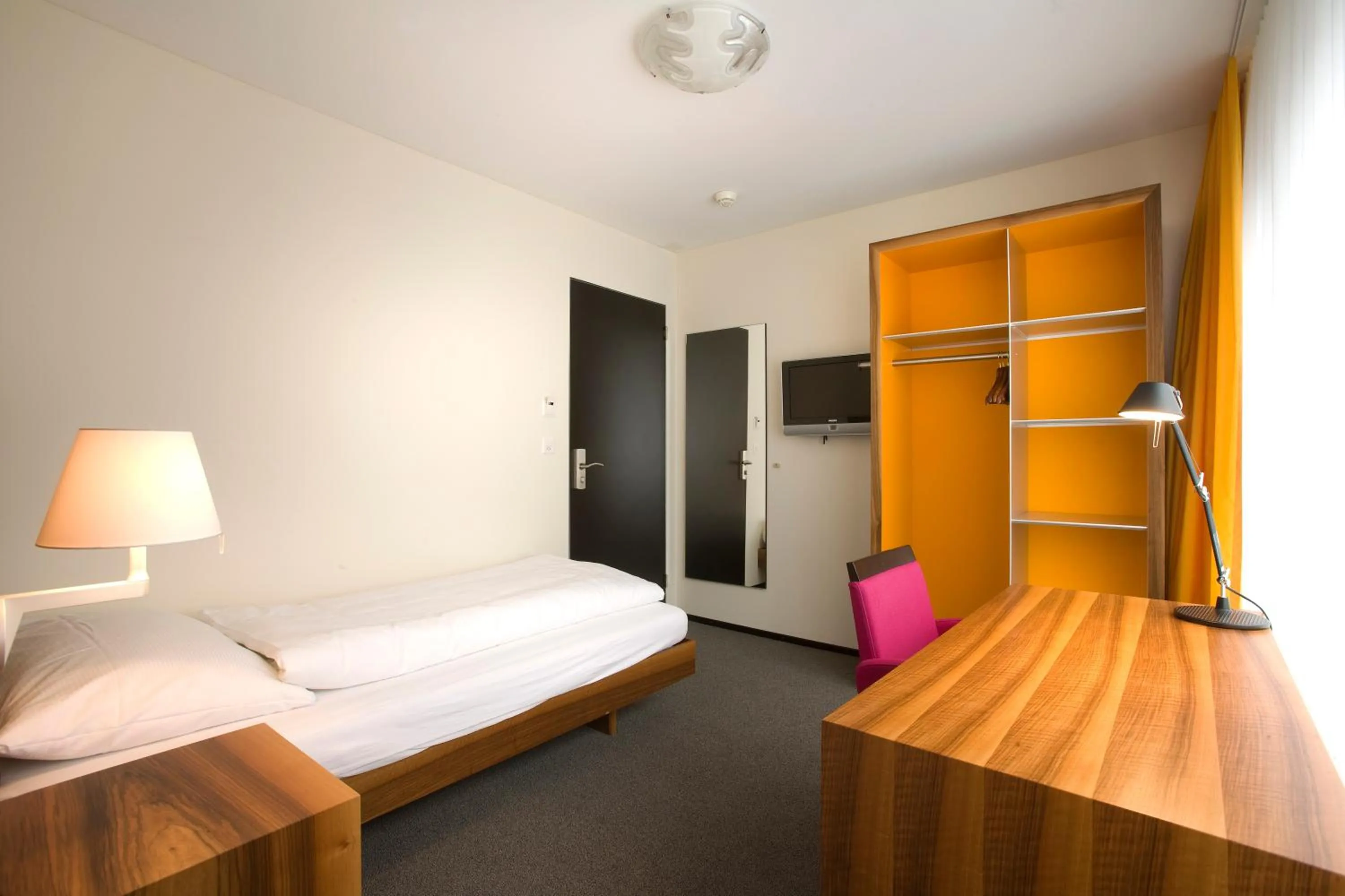 Seating area, Bed in Hotel Astoria