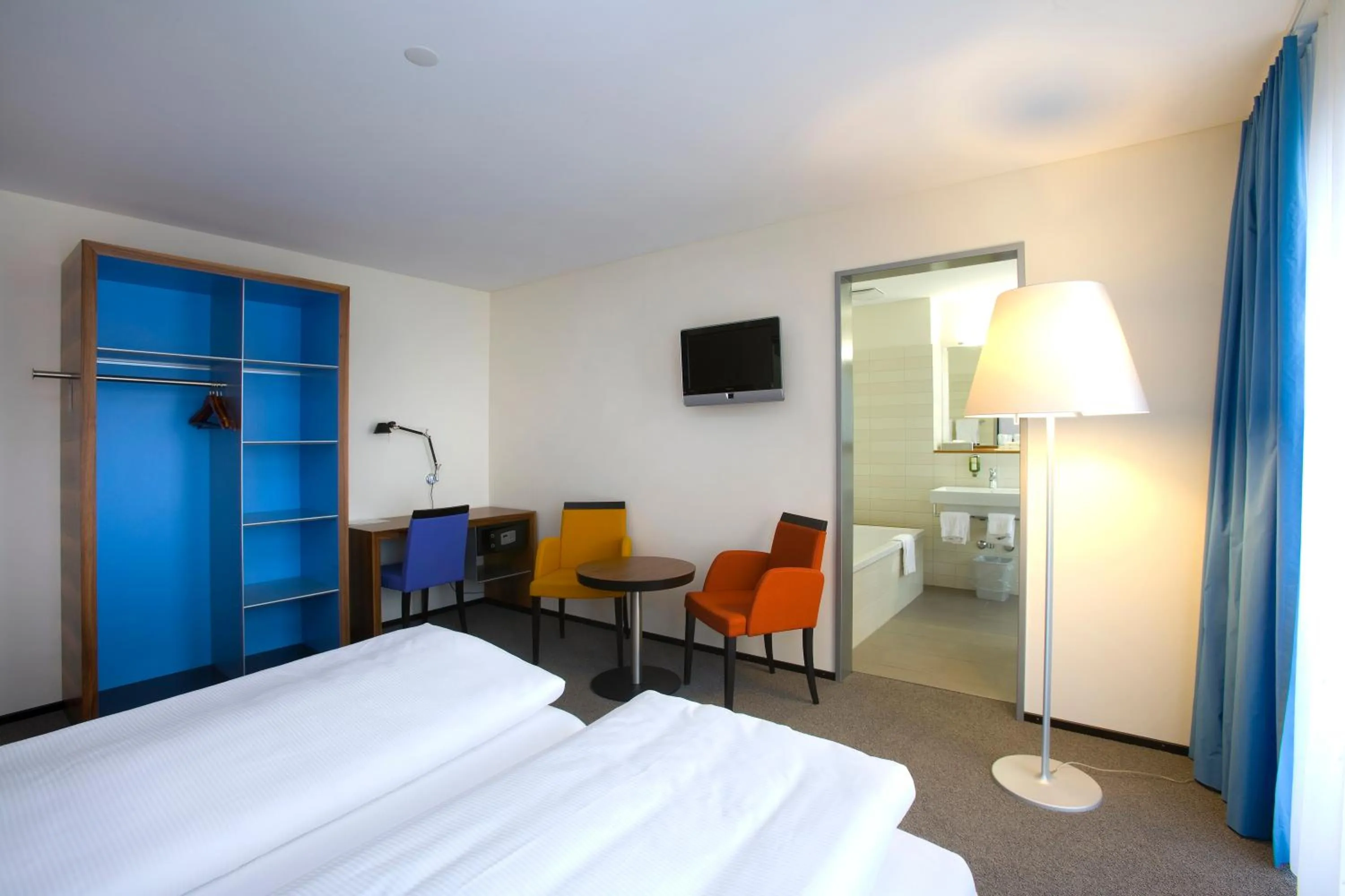 Bathroom, Bed in Hotel Astoria