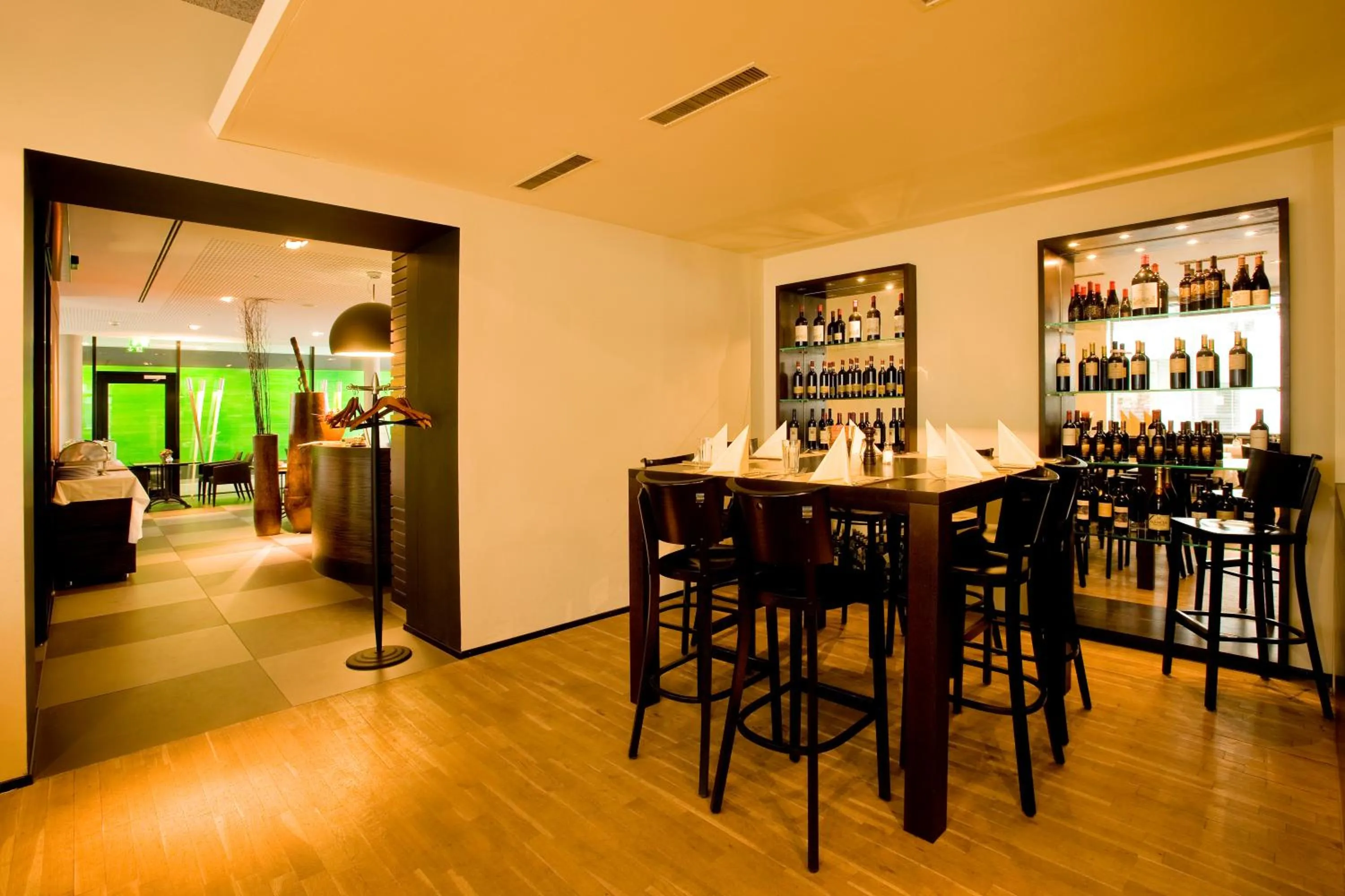 Restaurant/places to eat in Hotel Astoria