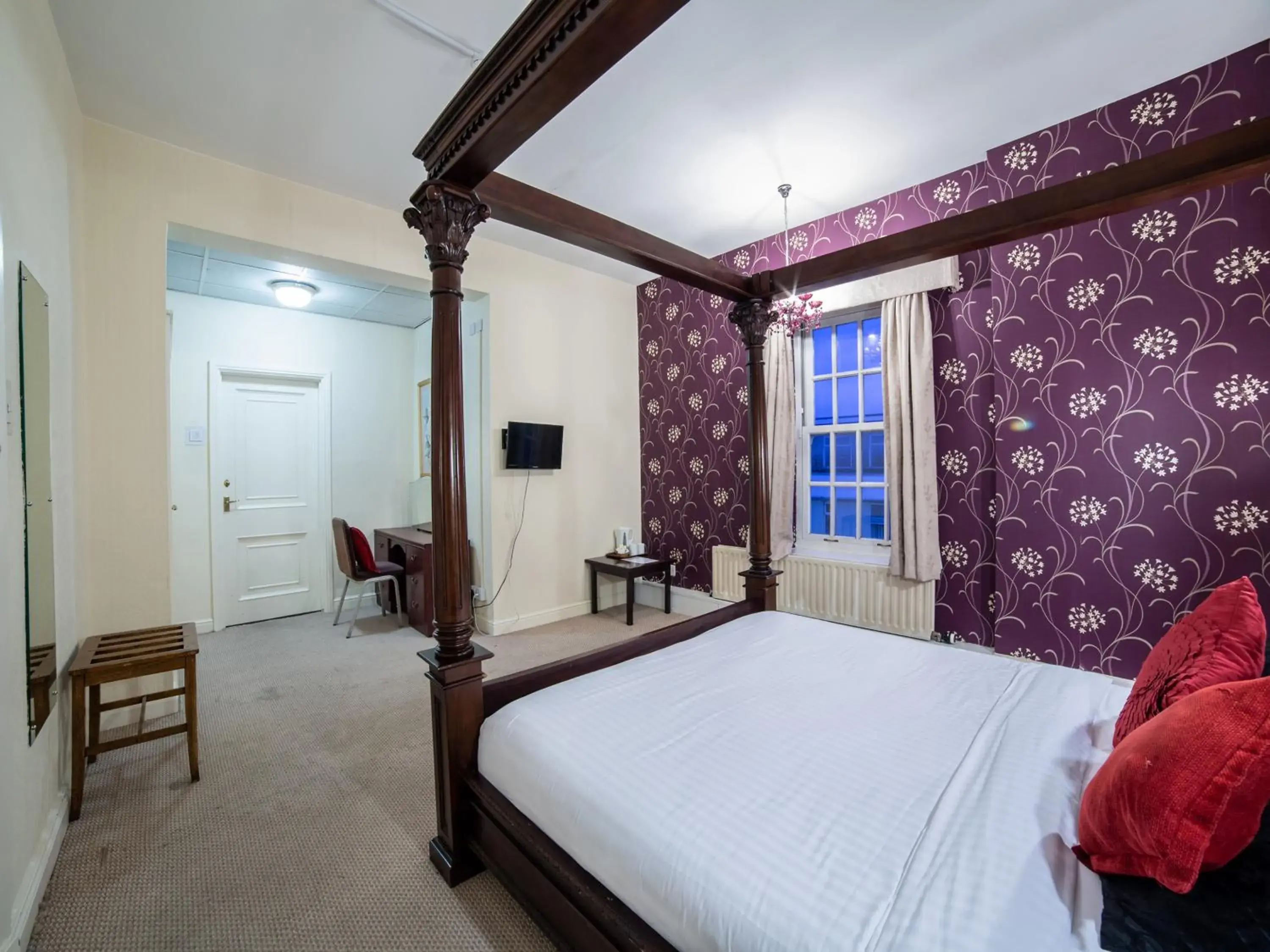 Bedroom, Bed in George Hotel, Burslem, Stoke-on-Trent