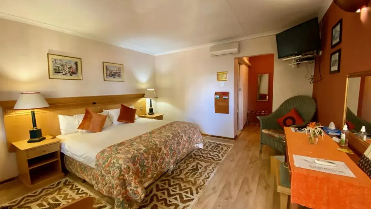 Twin/Double Room - single occupancy in Shamrock Arms Guest Lodge Twin/Double Room - single occupancy in Shamrock Arms Guest Lodge