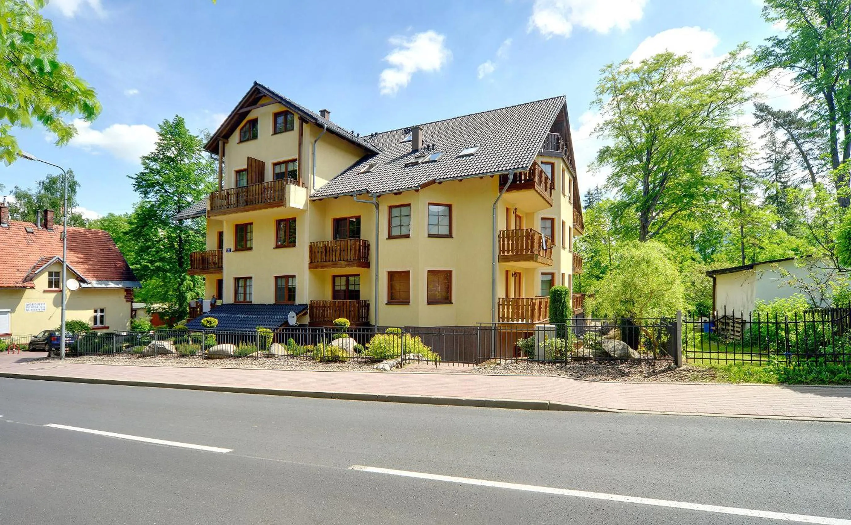 Żółty Apartament Sun Seasons 24 w Karpaczu z Balkonem by Noclegi Renters