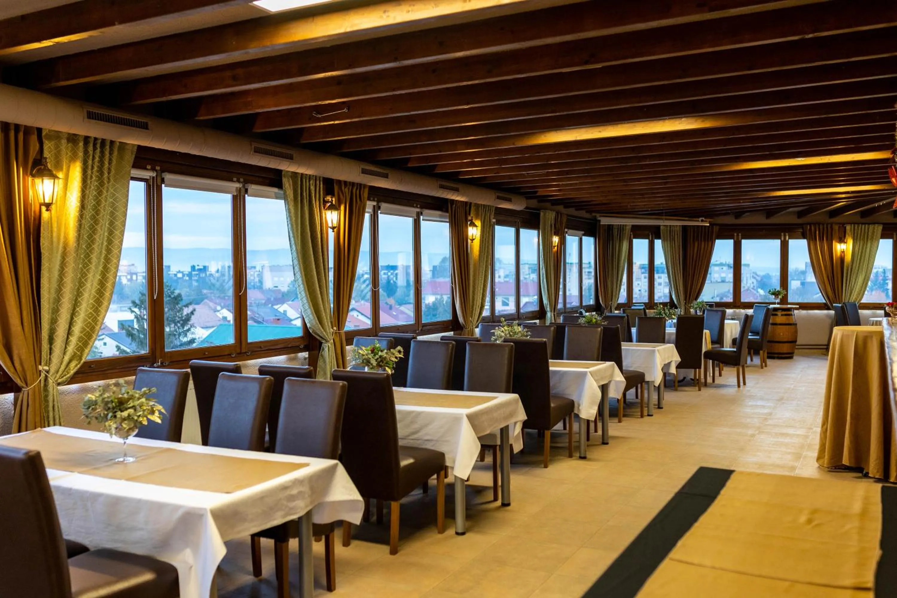 Restaurant/places to eat in Art Hotel